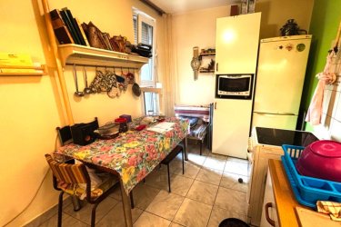 Eladásra kínálok Budapest XX. kerületében Pázsitos sétányon egy negyedik emeleti 54 m2-es panellakást.

ÁRCSÖKKENÉS 53.9 M Ft-ról - 52.5 M Ft-ra.

A lakás zöldövezeti részen található, a parkolás díjmentes.
Az ingatlan részleges felújítást kapott, 2015-ben megújult a villany hálózat, 2021-ben 3 rétegű thermoplán nyílászárók lettek beépítve, melyeket szúnyogháló és redőny is véd.
A lakásban előtér, konyha, két külön nyíló hálószoba, gardrób, fürdőszoba káddal és egy toalett került kialakításra.
Az ingatlan melegéről távfűtés gondoskodik termosztát fejes radiátoros hő leadókkal, a lakás hűtését hűtő-fűtő klíma biztosítja.
A lakás egyedi mérőórákkal rendelkezik (víz, villany).

Közös költség 30. 000 Ft/hó.

Lift van a házban, kaputelefon kialakítással.

A XX. kerület, Budapest déli részén elhelyezkedő, rendkívül változatos és színes hely, a Belvárostól mindössze 20 perc távolságra.
A központi része Erzsébetfalván található. Itt egy nagyobb, parkosított helyekkel-, játszóterekkel rendelkező lakótelep fekszik. Ez egy nyüzsgő, élettel teli része a kerületnek.
Ellentétben a többivel, amelyek inkább kert városias jellegűek, csendes-, forgalomtól mentes utcákkal. A sétálóutcában és annak közelében minden megtalálható, ami a hétköznapi szükségleteket kielégíti. Emellett a Csili Művelődési Központ nyújt kikapcsolódási lehetőséget és változatos programokat.
A kerületben 11 iskola és 17 óvoda működik.
Pesterzsébet különleges része Gubacs, amely határos a Soroksári-Dunával. Itt számos sporttevékenység végezhető, pl. kajak, kenu, labdarúgás, valamint jégkorong és korcsolya a Pesterzsébeti jégcsarnokban. A szórakozni-, kikapcsolódni vágyók igényét Dunára néző éttermek, játszótér, vízparti sétány, valamint a Budapesten egyedülálló jódos-sós vizű gyógyfürdő tudja kielégíteni.
Ha szeretne a fővárosban élni karnyújtásnyira mindentől, akkor ez az ingatlan alkalmas ön és családja részére.

Irányár: 52. 500. 000.- Ft

További információért és a megtekintéssel kapcsolatban, várom megtisztelő hívását!
Amiben még segíteni tudok:
- ha a vásárláshoz még el kell adnia ingatlanát
- energetikai tanúsítvány készítése 72 órán belül
- ingyenes hitelügyintézés
- jogi háttér
- földhivatali ügyintézés
- ajánlatok küldése e-mailben országos adatbázisból.

Tel: +36705581160 Gere Géza