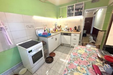 Eladásra kínálok Budapest XX. kerületében Pázsitos sétányon egy negyedik emeleti 54 m2-es panellakást.

ÁRCSÖKKENÉS 53.9 M Ft-ról - 52.5 M Ft-ra.

A lakás zöldövezeti részen található, a parkolás díjmentes.
Az ingatlan részleges felújítást kapott, 2015-ben megújult a villany hálózat, 2021-ben 3 rétegű thermoplán nyílászárók lettek beépítve, melyeket szúnyogháló és redőny is véd.
A lakásban előtér, konyha, két külön nyíló hálószoba, gardrób, fürdőszoba káddal és egy toalett került kialakításra.
Az ingatlan melegéről távfűtés gondoskodik termosztát fejes radiátoros hő leadókkal, a lakás hűtését hűtő-fűtő klíma biztosítja.
A lakás egyedi mérőórákkal rendelkezik (víz, villany).

Közös költség 30. 000 Ft/hó.

Lift van a házban, kaputelefon kialakítással.

A XX. kerület, Budapest déli részén elhelyezkedő, rendkívül változatos és színes hely, a Belvárostól mindössze 20 perc távolságra.
A központi része Erzsébetfalván található. Itt egy nagyobb, parkosított helyekkel-, játszóterekkel rendelkező lakótelep fekszik. Ez egy nyüzsgő, élettel teli része a kerületnek.
Ellentétben a többivel, amelyek inkább kert városias jellegűek, csendes-, forgalomtól mentes utcákkal. A sétálóutcában és annak közelében minden megtalálható, ami a hétköznapi szükségleteket kielégíti. Emellett a Csili Művelődési Központ nyújt kikapcsolódási lehetőséget és változatos programokat.
A kerületben 11 iskola és 17 óvoda működik.
Pesterzsébet különleges része Gubacs, amely határos a Soroksári-Dunával. Itt számos sporttevékenység végezhető, pl. kajak, kenu, labdarúgás, valamint jégkorong és korcsolya a Pesterzsébeti jégcsarnokban. A szórakozni-, kikapcsolódni vágyók igényét Dunára néző éttermek, játszótér, vízparti sétány, valamint a Budapesten egyedülálló jódos-sós vizű gyógyfürdő tudja kielégíteni.
Ha szeretne a fővárosban élni karnyújtásnyira mindentől, akkor ez az ingatlan alkalmas ön és családja részére.

Irányár: 52. 500. 000.- Ft

További információért és a megtekintéssel kapcsolatban, várom megtisztelő hívását!
Amiben még segíteni tudok:
- ha a vásárláshoz még el kell adnia ingatlanát
- energetikai tanúsítvány készítése 72 órán belül
- ingyenes hitelügyintézés
- jogi háttér
- földhivatali ügyintézés
- ajánlatok küldése e-mailben országos adatbázisból.

Tel: +36705581160 Gere Géza