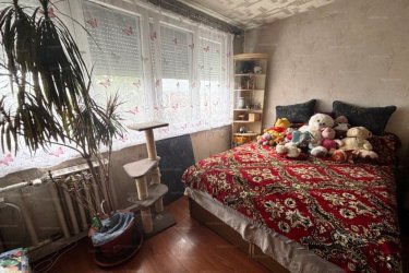 Eladásra kínálok Budapest XX. kerületében Pázsitos sétányon egy negyedik emeleti 54 m2-es panellakást.

ÁRCSÖKKENÉS 53.9 M Ft-ról - 52.5 M Ft-ra.

A lakás zöldövezeti részen található, a parkolás díjmentes.
Az ingatlan részleges felújítást kapott, 2015-ben megújult a villany hálózat, 2021-ben 3 rétegű thermoplán nyílászárók lettek beépítve, melyeket szúnyogháló és redőny is véd.
A lakásban előtér, konyha, két külön nyíló hálószoba, gardrób, fürdőszoba káddal és egy toalett került kialakításra.
Az ingatlan melegéről távfűtés gondoskodik termosztát fejes radiátoros hő leadókkal, a lakás hűtését hűtő-fűtő klíma biztosítja.
A lakás egyedi mérőórákkal rendelkezik (víz, villany).

Közös költség 30. 000 Ft/hó.

Lift van a házban, kaputelefon kialakítással.

A XX. kerület, Budapest déli részén elhelyezkedő, rendkívül változatos és színes hely, a Belvárostól mindössze 20 perc távolságra.
A központi része Erzsébetfalván található. Itt egy nagyobb, parkosított helyekkel-, játszóterekkel rendelkező lakótelep fekszik. Ez egy nyüzsgő, élettel teli része a kerületnek.
Ellentétben a többivel, amelyek inkább kert városias jellegűek, csendes-, forgalomtól mentes utcákkal. A sétálóutcában és annak közelében minden megtalálható, ami a hétköznapi szükségleteket kielégíti. Emellett a Csili Művelődési Központ nyújt kikapcsolódási lehetőséget és változatos programokat.
A kerületben 11 iskola és 17 óvoda működik.
Pesterzsébet különleges része Gubacs, amely határos a Soroksári-Dunával. Itt számos sporttevékenység végezhető, pl. kajak, kenu, labdarúgás, valamint jégkorong és korcsolya a Pesterzsébeti jégcsarnokban. A szórakozni-, kikapcsolódni vágyók igényét Dunára néző éttermek, játszótér, vízparti sétány, valamint a Budapesten egyedülálló jódos-sós vizű gyógyfürdő tudja kielégíteni.
Ha szeretne a fővárosban élni karnyújtásnyira mindentől, akkor ez az ingatlan alkalmas ön és családja részére.

Irányár: 52. 500. 000.- Ft

További információért és a megtekintéssel kapcsolatban, várom megtisztelő hívását!
Amiben még segíteni tudok:
- ha a vásárláshoz még el kell adnia ingatlanát
- energetikai tanúsítvány készítése 72 órán belül
- ingyenes hitelügyintézés
- jogi háttér
- földhivatali ügyintézés
- ajánlatok küldése e-mailben országos adatbázisból.

Tel: +36705581160 Gere Géza