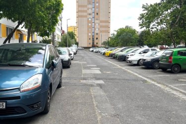 Eladásra kínálok Budapest XX. kerületében Pázsitos sétányon egy negyedik emeleti 54 m2-es panellakást.

ÁRCSÖKKENÉS 53.9 M Ft-ról - 52.5 M Ft-ra.

A lakás zöldövezeti részen található, a parkolás díjmentes.
Az ingatlan részleges felújítást kapott, 2015-ben megújult a villany hálózat, 2021-ben 3 rétegű thermoplán nyílászárók lettek beépítve, melyeket szúnyogháló és redőny is véd.
A lakásban előtér, konyha, két külön nyíló hálószoba, gardrób, fürdőszoba káddal és egy toalett került kialakításra.
Az ingatlan melegéről távfűtés gondoskodik termosztát fejes radiátoros hő leadókkal, a lakás hűtését hűtő-fűtő klíma biztosítja.
A lakás egyedi mérőórákkal rendelkezik (víz, villany).

Közös költség 30. 000 Ft/hó.

Lift van a házban, kaputelefon kialakítással.

A XX. kerület, Budapest déli részén elhelyezkedő, rendkívül változatos és színes hely, a Belvárostól mindössze 20 perc távolságra.
A központi része Erzsébetfalván található. Itt egy nagyobb, parkosított helyekkel-, játszóterekkel rendelkező lakótelep fekszik. Ez egy nyüzsgő, élettel teli része a kerületnek.
Ellentétben a többivel, amelyek inkább kert városias jellegűek, csendes-, forgalomtól mentes utcákkal. A sétálóutcában és annak közelében minden megtalálható, ami a hétköznapi szükségleteket kielégíti. Emellett a Csili Művelődési Központ nyújt kikapcsolódási lehetőséget és változatos programokat.
A kerületben 11 iskola és 17 óvoda működik.
Pesterzsébet különleges része Gubacs, amely határos a Soroksári-Dunával. Itt számos sporttevékenység végezhető, pl. kajak, kenu, labdarúgás, valamint jégkorong és korcsolya a Pesterzsébeti jégcsarnokban. A szórakozni-, kikapcsolódni vágyók igényét Dunára néző éttermek, játszótér, vízparti sétány, valamint a Budapesten egyedülálló jódos-sós vizű gyógyfürdő tudja kielégíteni.
Ha szeretne a fővárosban élni karnyújtásnyira mindentől, akkor ez az ingatlan alkalmas ön és családja részére.

Irányár: 52. 500. 000.- Ft

További információért és a megtekintéssel kapcsolatban, várom megtisztelő hívását!
Amiben még segíteni tudok:
- ha a vásárláshoz még el kell adnia ingatlanát
- energetikai tanúsítvány készítése 72 órán belül
- ingyenes hitelügyintézés
- jogi háttér
- földhivatali ügyintézés
- ajánlatok küldése e-mailben országos adatbázisból.

Tel: +36705581160 Gere Géza