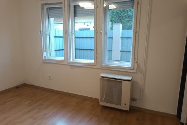 Eladó 2 szobás tégla lakás Vác központjában, a Rákóczi úton!

Közel a váci belvároshoz és a Duna-parthoz, csendes, 7 lakásos udvarban kínálunk eladásra egy 39 m²-es, jó állapotú, téglaépítésű, 2 szobás lakást, melyhez saját zárható terasz és külön tároló helyiség is tartozik.

Alapterület: 39 m² + 6 m² tároló + 17 m² kizárólagos terasz.

Az ingatlan helyiségei: 2 szoba, konyha, kádas fürdőszoba, külön WC.

- Fűtése: gázkonvektor
- Meleg víz: villanybojler
- Burkolatok: laminált padló és járólap

Extrák:
- 6 m2-es tároló,
- Osztatlan közös padlásrész,
- 17 m2-es, saját zárható terasz, részben fedett.

Kiváló elhelyezkedés: minden szolgáltatás a közelben, busz- és vasútállomás pár perc sétára, Duna-part közelsége.

Az ingatlan per-, teher-, és igénymentes.

Ideális választás lehet egyedülállónak, kezdő házasoknak, idősebbnek vagy befektetőnek.

Ár: 49. 900. 000-Ft

További információért és a megtekintéssel kapcsolatban, várom megtisztelő hívását! 

Tel: +36705581160