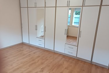 Eladó 2 szobás tégla lakás Vác központjában, a Rákóczi úton!

Közel a váci belvároshoz és a Duna-parthoz, csendes, 7 lakásos udvarban kínálunk eladásra egy 39 m²-es, jó állapotú, téglaépítésű, 2 szobás lakást, melyhez saját zárható terasz és külön tároló helyiség is tartozik.

Alapterület: 39 m² + 6 m² tároló + 17 m² kizárólagos terasz.

Az ingatlan helyiségei: 2 szoba, konyha, kádas fürdőszoba, külön WC.

- Fűtése: gázkonvektor
- Meleg víz: villanybojler
- Burkolatok: laminált padló és járólap

Extrák:
- 6 m2-es tároló,
- Osztatlan közös padlásrész,
- 17 m2-es, saját zárható terasz, részben fedett.

Kiváló elhelyezkedés: minden szolgáltatás a közelben, busz- és vasútállomás pár perc sétára, Duna-part közelsége.

Az ingatlan per-, teher-, és igénymentes.

Ideális választás lehet egyedülállónak, kezdő házasoknak, idősebbnek vagy befektetőnek.

Ár: 49. 900. 000-Ft

További információért és a megtekintéssel kapcsolatban, várom megtisztelő hívását! 

Tel: +36705581160