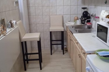 Eladó 2 szobás tégla lakás Vác központjában, a Rákóczi úton!

Közel a váci belvároshoz és a Duna-parthoz, csendes, 7 lakásos udvarban kínálunk eladásra egy 39 m²-es, jó állapotú, téglaépítésű, 2 szobás lakást, melyhez saját zárható terasz és külön tároló helyiség is tartozik.

Alapterület: 39 m² + 6 m² tároló + 17 m² kizárólagos terasz.

Az ingatlan helyiségei: 2 szoba, konyha, kádas fürdőszoba, külön WC.

- Fűtése: gázkonvektor
- Meleg víz: villanybojler
- Burkolatok: laminált padló és járólap

Extrák:
- 6 m2-es tároló,
- Osztatlan közös padlásrész,
- 17 m2-es, saját zárható terasz, részben fedett.

Kiváló elhelyezkedés: minden szolgáltatás a közelben, busz- és vasútállomás pár perc sétára, Duna-part közelsége.

Az ingatlan per-, teher-, és igénymentes.

Ideális választás lehet egyedülállónak, kezdő házasoknak, idősebbnek vagy befektetőnek.

Ár: 49. 900. 000-Ft

További információért és a megtekintéssel kapcsolatban, várom megtisztelő hívását! 

Tel: +36705581160