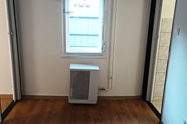 Eladó 2 szobás tégla lakás Vác központjában, a Rákóczi úton!

Közel a váci belvároshoz és a Duna-parthoz, csendes, 7 lakásos udvarban kínálunk eladásra egy 39 m²-es, jó állapotú, téglaépítésű, 2 szobás lakást, melyhez saját zárható terasz és külön tároló helyiség is tartozik.

Alapterület: 39 m² + 6 m² tároló + 17 m² kizárólagos terasz.

Az ingatlan helyiségei: 2 szoba, konyha, kádas fürdőszoba, külön WC.

- Fűtése: gázkonvektor
- Meleg víz: villanybojler
- Burkolatok: laminált padló és járólap

Extrák:
- 6 m2-es tároló,
- Osztatlan közös padlásrész,
- 17 m2-es, saját zárható terasz, részben fedett.

Kiváló elhelyezkedés: minden szolgáltatás a közelben, busz- és vasútállomás pár perc sétára, Duna-part közelsége.

Az ingatlan per-, teher-, és igénymentes.

Ideális választás lehet egyedülállónak, kezdő házasoknak, idősebbnek vagy befektetőnek.

Ár: 49. 900. 000-Ft

További információért és a megtekintéssel kapcsolatban, várom megtisztelő hívását! 

Tel: +36705581160