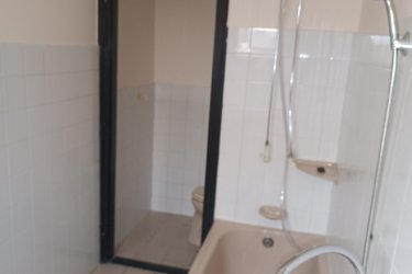 Eladó 2 szobás tégla lakás Vác központjában, a Rákóczi úton!

Közel a váci belvároshoz és a Duna-parthoz, csendes, 7 lakásos udvarban kínálunk eladásra egy 39 m²-es, jó állapotú, téglaépítésű, 2 szobás lakást, melyhez saját zárható terasz és külön tároló helyiség is tartozik.

Alapterület: 39 m² + 6 m² tároló + 17 m² kizárólagos terasz.

Az ingatlan helyiségei: 2 szoba, konyha, kádas fürdőszoba, külön WC.

- Fűtése: gázkonvektor
- Meleg víz: villanybojler
- Burkolatok: laminált padló és járólap

Extrák:
- 6 m2-es tároló,
- Osztatlan közös padlásrész,
- 17 m2-es, saját zárható terasz, részben fedett.

Kiváló elhelyezkedés: minden szolgáltatás a közelben, busz- és vasútállomás pár perc sétára, Duna-part közelsége.

Az ingatlan per-, teher-, és igénymentes.

Ideális választás lehet egyedülállónak, kezdő házasoknak, idősebbnek vagy befektetőnek.

Ár: 49. 900. 000-Ft

További információért és a megtekintéssel kapcsolatban, várom megtisztelő hívását! 

Tel: +36705581160