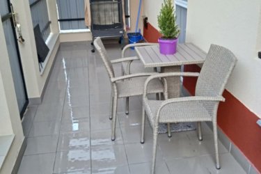 Eladó 2 szobás tégla lakás Vác központjában, a Rákóczi úton!

Közel a váci belvároshoz és a Duna-parthoz, csendes, 7 lakásos udvarban kínálunk eladásra egy 39 m²-es, jó állapotú, téglaépítésű, 2 szobás lakást, melyhez saját zárható terasz és külön tároló helyiség is tartozik.

Alapterület: 39 m² + 6 m² tároló + 17 m² kizárólagos terasz.

Az ingatlan helyiségei: 2 szoba, konyha, kádas fürdőszoba, külön WC.

- Fűtése: gázkonvektor
- Meleg víz: villanybojler
- Burkolatok: laminált padló és járólap

Extrák:
- 6 m2-es tároló,
- Osztatlan közös padlásrész,
- 17 m2-es, saját zárható terasz, részben fedett.

Kiváló elhelyezkedés: minden szolgáltatás a közelben, busz- és vasútállomás pár perc sétára, Duna-part közelsége.

Az ingatlan per-, teher-, és igénymentes.

Ideális választás lehet egyedülállónak, kezdő házasoknak, idősebbnek vagy befektetőnek.

Ár: 49. 900. 000-Ft

További információért és a megtekintéssel kapcsolatban, várom megtisztelő hívását! 

Tel: +36705581160