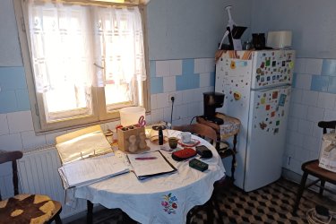 Eladó tágas, kétgenerációs parasztház Szokolyán – vállalkozásra is alkalmas!

Börzsöny aljában, Szokolya békés szívében, a keresztyén lelkületű, református, katolikus, baptista közösség által formált faluban kínálunk eladásra egy igazi vidéki portát, ahol a régi idők nyugalma és a mai kor lehetőségei találkoznak.

A 1800 m²-es, gondozott telken fekvő, 240 m²-es, kétszintes családi ház nemcsak nagycsaládosoknak kiváló választás, de vállalkozásra, műhelyre, gazdálkodásra is remek alapot nyújt.

Az épület jellemzői:

• 1950-es években épült tégla ház, beton alappal, cseréptetővel.

• Alsó szinten: tágas konyha, abból nyíló szoba, zuhanyzós fürdő, külön WC
• Műhely és fedett gépkocsi beálló (2 oszlopos)
• Emeletre fedett teraszról jutunk, betonlépcsőn keresztül
• Felső szint: étkezős konyha, spejz (padlásfeljáróval), 4 szoba, kádas fürdőszoba
• Parkettás szobák, kőlapos közlekedők

A portához tartozik:

• Kétállásos tégla garázs, külön műhely, ólak
• Elkerített baromfiudvar, ásott kút
• Termő gyümölcsfák, hely konyhakertnek és állattartásnak.

Ajánljuk mindazoknak, akik:

• Családjukat szeretnék vidéki nyugalomban, biztonságos környezetben nevelni.

• Kertészkednének, gazdálkodnának, saját tojást, zöldséget, gyümölcsöt termelnének.

• Vállalkozást indítanának, panziót, műhelyt, falusi turizmust építenének.
• Olyan közösséghez tartoznának, ahol még számít az Ige és a becsület.

Szokolya élő, hívő közösséggel rendelkező falu, ahol a templom harangja megszólítja a lelket, és a helyiek ismerik még a „Jó napot!” erejét.

Óvoda, iskola, orvosi rendelő, patika és szeretetteljes közösségi élet várja az ideköltözőt.

A kisvasút Kismarosról indul, Királyrét csak pár kilométer, gyönyörű erdei ösvényekkel.

Per- és tehermentes ingatlan, közművekkel ellátva (víz, villany, csatorna, gázcsonk telken belül).
Államilag támogatott hitelek, CSOK, energetikai tanúsítvány – mindenben segítünk!

Irányár: 89. 900. 000.-Ft

Ha szeretné újraálmodni, újjáéleszteni ezt a házat, hívjon bizalommal!

Jöjjön, nézze meg, és érezze meg: itt még él a vidék íze, a hit és a csend.

Tel: +36705581160