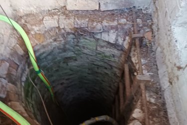 Eladó tágas, kétgenerációs parasztház Szokolyán – vállalkozásra is alkalmas!

Börzsöny aljában, Szokolya békés szívében, a keresztyén lelkületű, református, katolikus, baptista közösség által formált faluban kínálunk eladásra egy igazi vidéki portát, ahol a régi idők nyugalma és a mai kor lehetőségei találkoznak.

A 1800 m²-es, gondozott telken fekvő, 240 m²-es, kétszintes családi ház nemcsak nagycsaládosoknak kiváló választás, de vállalkozásra, műhelyre, gazdálkodásra is remek alapot nyújt.

Az épület jellemzői:

• 1950-es években épült tégla ház, beton alappal, cseréptetővel.

• Alsó szinten: tágas konyha, abból nyíló szoba, zuhanyzós fürdő, külön WC
• Műhely és fedett gépkocsi beálló (2 oszlopos)
• Emeletre fedett teraszról jutunk, betonlépcsőn keresztül
• Felső szint: étkezős konyha, spejz (padlásfeljáróval), 4 szoba, kádas fürdőszoba
• Parkettás szobák, kőlapos közlekedők

A portához tartozik:

• Kétállásos tégla garázs, külön műhely, ólak
• Elkerített baromfiudvar, ásott kút
• Termő gyümölcsfák, hely konyhakertnek és állattartásnak.

Ajánljuk mindazoknak, akik:

• Családjukat szeretnék vidéki nyugalomban, biztonságos környezetben nevelni.

• Kertészkednének, gazdálkodnának, saját tojást, zöldséget, gyümölcsöt termelnének.

• Vállalkozást indítanának, panziót, műhelyt, falusi turizmust építenének.
• Olyan közösséghez tartoznának, ahol még számít az Ige és a becsület.

Szokolya élő, hívő közösséggel rendelkező falu, ahol a templom harangja megszólítja a lelket, és a helyiek ismerik még a „Jó napot!” erejét.

Óvoda, iskola, orvosi rendelő, patika és szeretetteljes közösségi élet várja az ideköltözőt.

A kisvasút Kismarosról indul, Királyrét csak pár kilométer, gyönyörű erdei ösvényekkel.

Per- és tehermentes ingatlan, közművekkel ellátva (víz, villany, csatorna, gázcsonk telken belül).
Államilag támogatott hitelek, CSOK, energetikai tanúsítvány – mindenben segítünk!

Irányár: 89. 900. 000.-Ft

Ha szeretné újraálmodni, újjáéleszteni ezt a házat, hívjon bizalommal!

Jöjjön, nézze meg, és érezze meg: itt még él a vidék íze, a hit és a csend.

Tel: +36705581160