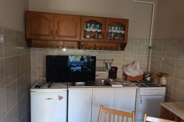 Börzsöny ölelésében, Letkés szívétől karnyújtásnyira, eladó egy igazi vidéki családi ház!

Ha Ön is vágyik egy olyan helyre, ahol reggel a madárdal ébreszt, a délutánt a teraszon töltve friss kávé mellett figyelheti a dombok mögé bújó napot, akkor Letkésen megtalálja, amit keres.

A Börzsöny lábánál, a Letkési-patak völgyében, a falu központjától egy karnyújtásnyira várja ez a tágas, szeretettel épített és gondosan karbantartott családi ház, amely új gazdájának kínál békét, teret és igazi vidéki életérzést.”

A nyugalom és a friss levegő hazájában, a Letkési-patak völgyében kínálom megvételre ezt a tágas, 100 m²-es, téglából épült családi házat, mely egy 1259 m²-es, teljesen körbekerített telken várja új gazdáját.
Az 1960-as évek végén, masszív beton alapra, B30-as téglából épült otthon

2023-ban komoly „ráncfelvarráson” esett át:

• új tető
• új ereszcsatorna
• műanyag, hőszigetelt nyílászárók
• modern bejárati ajtó

A házba a folyosón keresztül lépünk be, innen nyílik a két, utcafrontos, 18 m²-es szoba, egy tágas kádas fürdőszoba, kamra és egy jelenleg konyhaként használt helyiség, ami igény szerint szobává is alakítható.

A ház folytatásában 14 m²-es fedett terasz, második konyha, kazánház és tároló kapott helyet.

A szobákban parketta és hajópadló, a többi helyiségben kőlap burkolat várja az új lakókat.

Közművek: víz, villany, csatorna – gáz az udvarban.

Fűtés: vegyes tüzelésű kazán radiátoros hő leadással, két kéménykiállással (cserépkályha beépítésére is lehetőség).

A tágas telek igazi vidéki életérzést kínál:

• gazdasági ólak
• kukoricagóré
• szerszámos kamra
• 10 m²-es borospince a hátsó kertben
• szőlőlugas, melegágy, veteményes, gyümölcsfák
• bővizű ásott kút a locsoláshoz

Akár egy négytagú család teljes megélhetését biztosíthatja, ha szeretik a kertet, a friss termést és az állattartást. Az udvarra autóval is be lehet állni.

Letkés előnyei:

A településen áthalad a Szobot és Parassapusztát összekötő 1201-es út, Szlovákia mindössze egy hídnyira van. A környék a Duna–Ipoly Nemzeti Park része, így a természetjárás szerelmesei igazi paradicsomra lelnek.

Irányár: 53. 500. 000 Ft

Az ingatlan per-, tehermentes.

Ha Ön is vidéki nyugalomra, tiszta levegőre és tágas élettérre vágyik, ne hagyja ki ezt a lehetőséget!

Tel: 06-70-558-1160