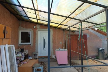 Börzsöny ölelésében, Letkés szívétől karnyújtásnyira, eladó egy igazi vidéki családi ház!

Ha Ön is vágyik egy olyan helyre, ahol reggel a madárdal ébreszt, a délutánt a teraszon töltve friss kávé mellett figyelheti a dombok mögé bújó napot, akkor Letkésen megtalálja, amit keres.

A Börzsöny lábánál, a Letkési-patak völgyében, a falu központjától egy karnyújtásnyira várja ez a tágas, szeretettel épített és gondosan karbantartott családi ház, amely új gazdájának kínál békét, teret és igazi vidéki életérzést.”

A nyugalom és a friss levegő hazájában, a Letkési-patak völgyében kínálom megvételre ezt a tágas, 100 m²-es, téglából épült családi házat, mely egy 1259 m²-es, teljesen körbekerített telken várja új gazdáját.
Az 1960-as évek végén, masszív beton alapra, B30-as téglából épült otthon

2023-ban komoly „ráncfelvarráson” esett át:

• új tető
• új ereszcsatorna
• műanyag, hőszigetelt nyílászárók
• modern bejárati ajtó

A házba a folyosón keresztül lépünk be, innen nyílik a két, utcafrontos, 18 m²-es szoba, egy tágas kádas fürdőszoba, kamra és egy jelenleg konyhaként használt helyiség, ami igény szerint szobává is alakítható.

A ház folytatásában 14 m²-es fedett terasz, második konyha, kazánház és tároló kapott helyet.

A szobákban parketta és hajópadló, a többi helyiségben kőlap burkolat várja az új lakókat.

Közművek: víz, villany, csatorna – gáz az udvarban.

Fűtés: vegyes tüzelésű kazán radiátoros hő leadással, két kéménykiállással (cserépkályha beépítésére is lehetőség).

A tágas telek igazi vidéki életérzést kínál:

• gazdasági ólak
• kukoricagóré
• szerszámos kamra
• 10 m²-es borospince a hátsó kertben
• szőlőlugas, melegágy, veteményes, gyümölcsfák
• bővizű ásott kút a locsoláshoz

Akár egy négytagú család teljes megélhetését biztosíthatja, ha szeretik a kertet, a friss termést és az állattartást. Az udvarra autóval is be lehet állni.

Letkés előnyei:

A településen áthalad a Szobot és Parassapusztát összekötő 1201-es út, Szlovákia mindössze egy hídnyira van. A környék a Duna–Ipoly Nemzeti Park része, így a természetjárás szerelmesei igazi paradicsomra lelnek.

Irányár: 53. 500. 000 Ft

Az ingatlan per-, tehermentes.

Ha Ön is vidéki nyugalomra, tiszta levegőre és tágas élettérre vágyik, ne hagyja ki ezt a lehetőséget!

Tel: 06-70-558-1160