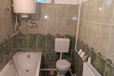 Börzsöny ölelésében, Letkés szívétől karnyújtásnyira, eladó egy igazi vidéki családi ház!

Ha Ön is vágyik egy olyan helyre, ahol reggel a madárdal ébreszt, a délutánt a teraszon töltve friss kávé mellett figyelheti a dombok mögé bújó napot, akkor Letkésen megtalálja, amit keres.

A Börzsöny lábánál, a Letkési-patak völgyében, a falu központjától egy karnyújtásnyira várja ez a tágas, szeretettel épített és gondosan karbantartott családi ház, amely új gazdájának kínál békét, teret és igazi vidéki életérzést.”

A nyugalom és a friss levegő hazájában, a Letkési-patak völgyében kínálom megvételre ezt a tágas, 100 m²-es, téglából épült családi házat, mely egy 1259 m²-es, teljesen körbekerített telken várja új gazdáját.
Az 1960-as évek végén, masszív beton alapra, B30-as téglából épült otthon

2023-ban komoly „ráncfelvarráson” esett át:

• új tető
• új ereszcsatorna
• műanyag, hőszigetelt nyílászárók
• modern bejárati ajtó

A házba a folyosón keresztül lépünk be, innen nyílik a két, utcafrontos, 18 m²-es szoba, egy tágas kádas fürdőszoba, kamra és egy jelenleg konyhaként használt helyiség, ami igény szerint szobává is alakítható.

A ház folytatásában 14 m²-es fedett terasz, második konyha, kazánház és tároló kapott helyet.

A szobákban parketta és hajópadló, a többi helyiségben kőlap burkolat várja az új lakókat.

Közművek: víz, villany, csatorna – gáz az udvarban.

Fűtés: vegyes tüzelésű kazán radiátoros hő leadással, két kéménykiállással (cserépkályha beépítésére is lehetőség).

A tágas telek igazi vidéki életérzést kínál:

• gazdasági ólak
• kukoricagóré
• szerszámos kamra
• 10 m²-es borospince a hátsó kertben
• szőlőlugas, melegágy, veteményes, gyümölcsfák
• bővizű ásott kút a locsoláshoz

Akár egy négytagú család teljes megélhetését biztosíthatja, ha szeretik a kertet, a friss termést és az állattartást. Az udvarra autóval is be lehet állni.

Letkés előnyei:

A településen áthalad a Szobot és Parassapusztát összekötő 1201-es út, Szlovákia mindössze egy hídnyira van. A környék a Duna–Ipoly Nemzeti Park része, így a természetjárás szerelmesei igazi paradicsomra lelnek.

Irányár: 53. 500. 000 Ft

Az ingatlan per-, tehermentes.

Ha Ön is vidéki nyugalomra, tiszta levegőre és tágas élettérre vágyik, ne hagyja ki ezt a lehetőséget!

Tel: 06-70-558-1160