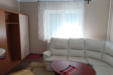 Börzsöny ölelésében, Letkés szívétől karnyújtásnyira, eladó egy igazi vidéki családi ház!

Ha Ön is vágyik egy olyan helyre, ahol reggel a madárdal ébreszt, a délutánt a teraszon töltve friss kávé mellett figyelheti a dombok mögé bújó napot, akkor Letkésen megtalálja, amit keres.

A Börzsöny lábánál, a Letkési-patak völgyében, a falu központjától egy karnyújtásnyira várja ez a tágas, szeretettel épített és gondosan karbantartott családi ház, amely új gazdájának kínál békét, teret és igazi vidéki életérzést.”

A nyugalom és a friss levegő hazájában, a Letkési-patak völgyében kínálom megvételre ezt a tágas, 100 m²-es, téglából épült családi házat, mely egy 1259 m²-es, teljesen körbekerített telken várja új gazdáját.
Az 1960-as évek végén, masszív beton alapra, B30-as téglából épült otthon

2023-ban komoly „ráncfelvarráson” esett át:

• új tető
• új ereszcsatorna
• műanyag, hőszigetelt nyílászárók
• modern bejárati ajtó

A házba a folyosón keresztül lépünk be, innen nyílik a két, utcafrontos, 18 m²-es szoba, egy tágas kádas fürdőszoba, kamra és egy jelenleg konyhaként használt helyiség, ami igény szerint szobává is alakítható.

A ház folytatásában 14 m²-es fedett terasz, második konyha, kazánház és tároló kapott helyet.

A szobákban parketta és hajópadló, a többi helyiségben kőlap burkolat várja az új lakókat.

Közművek: víz, villany, csatorna – gáz az udvarban.

Fűtés: vegyes tüzelésű kazán radiátoros hő leadással, két kéménykiállással (cserépkályha beépítésére is lehetőség).

A tágas telek igazi vidéki életérzést kínál:

• gazdasági ólak
• kukoricagóré
• szerszámos kamra
• 10 m²-es borospince a hátsó kertben
• szőlőlugas, melegágy, veteményes, gyümölcsfák
• bővizű ásott kút a locsoláshoz

Akár egy négytagú család teljes megélhetését biztosíthatja, ha szeretik a kertet, a friss termést és az állattartást. Az udvarra autóval is be lehet állni.

Letkés előnyei:

A településen áthalad a Szobot és Parassapusztát összekötő 1201-es út, Szlovákia mindössze egy hídnyira van. A környék a Duna–Ipoly Nemzeti Park része, így a természetjárás szerelmesei igazi paradicsomra lelnek.

Irányár: 53. 500. 000 Ft

Az ingatlan per-, tehermentes.

Ha Ön is vidéki nyugalomra, tiszta levegőre és tágas élettérre vágyik, ne hagyja ki ezt a lehetőséget!

Tel: 06-70-558-1160