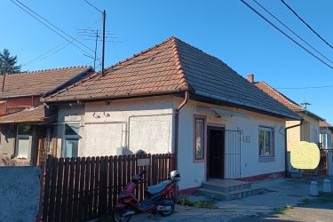 Eladó családi ház Kemence központjában.