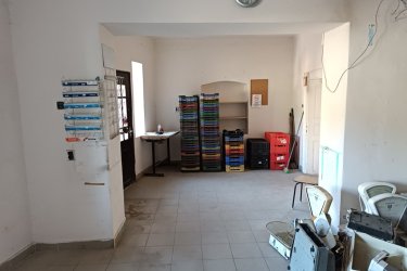 Kemencén – a Börzsöny szívében – új élet várja!

Képzelje el, ahogy a reggeli napfény besüt a Börzsöny erdeje felől, a friss levegőben megcsillan a patak vize, és Ön a teraszon ülve kortyolja a kávét…

Ez itt nem nyaralás – ez a mindennap.

Most lehetősége van Kemence szívében, a Fő út mellett, közel a Polgármesteri Hivatalhoz, megszerezni egy 108 m²-es, belterületi, kivett lakóház besorolású otthont, hozzá tartozó osztatlan közös telekrésszel.
A ház ugyan felújításra vár, de masszív alapjai és tágas belső terei lehetőséget adnak arra, hogy pontosan olyan otthont alakítson ki, amilyet mindig is szeretett volna.

• 12 m² előtér, 23 m² szoba, 41 m²-es nagy nappali (könnyedén két hálószoba is kialakítható)
• Fürdőszoba és WC kialakítható
• Villany bevezetve, fűtés vegyes tüzelésű kályhával

Ár: 21 900 000 Ft

Kemence nem csupán egy település – itt a természet és a közösség még kéz a kézben jár.

• Biztonságos, gyermekbarát falu, új bölcsődével, családias iskolával
• Túraútvonalak, patak és kisvasút karnyújtásnyira
• Nincs rohanás, nincs forgalmi káosz – csak nyugalom és tiszta levegő
Ne csak házat vásároljon – találja meg a helyet, ahol igazán otthon lehet.

Segítünk mindenben:

• Saját ingatlan eladásában
• Energetikai tanúsítvány 72 órán belül
• Ingyenes hitelügyintézés
• Jogi és földhivatali háttér
• Országos ingatlanajánlatok e-mailben

Tel: +36705581160