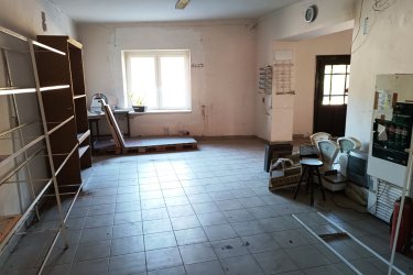 Kemencén – a Börzsöny szívében – új élet várja!

Képzelje el, ahogy a reggeli napfény besüt a Börzsöny erdeje felől, a friss levegőben megcsillan a patak vize, és Ön a teraszon ülve kortyolja a kávét…

Ez itt nem nyaralás – ez a mindennap.

Most lehetősége van Kemence szívében, a Fő út mellett, közel a Polgármesteri Hivatalhoz, megszerezni egy 108 m²-es, belterületi, kivett lakóház besorolású otthont, hozzá tartozó osztatlan közös telekrésszel.
A ház ugyan felújításra vár, de masszív alapjai és tágas belső terei lehetőséget adnak arra, hogy pontosan olyan otthont alakítson ki, amilyet mindig is szeretett volna.

• 12 m² előtér, 23 m² szoba, 41 m²-es nagy nappali (könnyedén két hálószoba is kialakítható)
• Fürdőszoba és WC kialakítható
• Villany bevezetve, fűtés vegyes tüzelésű kályhával

Ár: 21 900 000 Ft

Kemence nem csupán egy település – itt a természet és a közösség még kéz a kézben jár.

• Biztonságos, gyermekbarát falu, új bölcsődével, családias iskolával
• Túraútvonalak, patak és kisvasút karnyújtásnyira
• Nincs rohanás, nincs forgalmi káosz – csak nyugalom és tiszta levegő
Ne csak házat vásároljon – találja meg a helyet, ahol igazán otthon lehet.

Segítünk mindenben:

• Saját ingatlan eladásában
• Energetikai tanúsítvány 72 órán belül
• Ingyenes hitelügyintézés
• Jogi és földhivatali háttér
• Országos ingatlanajánlatok e-mailben

Tel: +36705581160