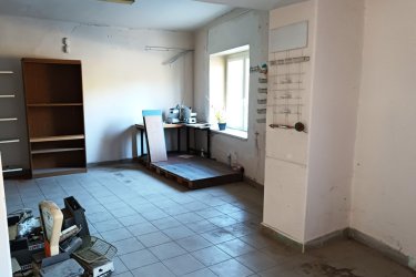 Kemencén – a Börzsöny szívében – új élet várja!

Képzelje el, ahogy a reggeli napfény besüt a Börzsöny erdeje felől, a friss levegőben megcsillan a patak vize, és Ön a teraszon ülve kortyolja a kávét…

Ez itt nem nyaralás – ez a mindennap.

Most lehetősége van Kemence szívében, a Fő út mellett, közel a Polgármesteri Hivatalhoz, megszerezni egy 108 m²-es, belterületi, kivett lakóház besorolású otthont, hozzá tartozó osztatlan közös telekrésszel.
A ház ugyan felújításra vár, de masszív alapjai és tágas belső terei lehetőséget adnak arra, hogy pontosan olyan otthont alakítson ki, amilyet mindig is szeretett volna.

• 12 m² előtér, 23 m² szoba, 41 m²-es nagy nappali (könnyedén két hálószoba is kialakítható)
• Fürdőszoba és WC kialakítható
• Villany bevezetve, fűtés vegyes tüzelésű kályhával

Ár: 21 900 000 Ft

Kemence nem csupán egy település – itt a természet és a közösség még kéz a kézben jár.

• Biztonságos, gyermekbarát falu, új bölcsődével, családias iskolával
• Túraútvonalak, patak és kisvasút karnyújtásnyira
• Nincs rohanás, nincs forgalmi káosz – csak nyugalom és tiszta levegő
Ne csak házat vásároljon – találja meg a helyet, ahol igazán otthon lehet.

Segítünk mindenben:

• Saját ingatlan eladásában
• Energetikai tanúsítvány 72 órán belül
• Ingyenes hitelügyintézés
• Jogi és földhivatali háttér
• Országos ingatlanajánlatok e-mailben

Tel: +36705581160