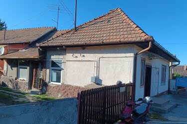 Kemencén – a Börzsöny szívében – új élet várja!

Képzelje el, ahogy a reggeli napfény besüt a Börzsöny erdeje felől, a friss levegőben megcsillan a patak vize, és Ön a teraszon ülve kortyolja a kávét…

Ez itt nem nyaralás – ez a mindennap.

Most lehetősége van Kemence szívében, a Fő út mellett, közel a Polgármesteri Hivatalhoz, megszerezni egy 108 m²-es, belterületi, kivett lakóház besorolású otthont, hozzá tartozó osztatlan közös telekrésszel.
A ház ugyan felújításra vár, de masszív alapjai és tágas belső terei lehetőséget adnak arra, hogy pontosan olyan otthont alakítson ki, amilyet mindig is szeretett volna.

• 12 m² előtér, 23 m² szoba, 41 m²-es nagy nappali (könnyedén két hálószoba is kialakítható)
• Fürdőszoba és WC kialakítható
• Villany bevezetve, fűtés vegyes tüzelésű kályhával

Ár: 21 900 000 Ft

Kemence nem csupán egy település – itt a természet és a közösség még kéz a kézben jár.

• Biztonságos, gyermekbarát falu, új bölcsődével, családias iskolával
• Túraútvonalak, patak és kisvasút karnyújtásnyira
• Nincs rohanás, nincs forgalmi káosz – csak nyugalom és tiszta levegő
Ne csak házat vásároljon – találja meg a helyet, ahol igazán otthon lehet.

Segítünk mindenben:

• Saját ingatlan eladásában
• Energetikai tanúsítvány 72 órán belül
• Ingyenes hitelügyintézés
• Jogi és földhivatali háttér
• Országos ingatlanajánlatok e-mailben

Tel: +36705581160