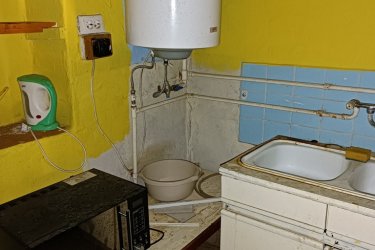Kemencén – a Börzsöny szívében – új élet várja!

Képzelje el, ahogy a reggeli napfény besüt a Börzsöny erdeje felől, a friss levegőben megcsillan a patak vize, és Ön a teraszon ülve kortyolja a kávét…

Ez itt nem nyaralás – ez a mindennap.

Most lehetősége van Kemence szívében, a Fő út mellett, közel a Polgármesteri Hivatalhoz, megszerezni egy 108 m²-es, belterületi, kivett lakóház besorolású otthont, hozzá tartozó osztatlan közös telekrésszel.
A ház ugyan felújításra vár, de masszív alapjai és tágas belső terei lehetőséget adnak arra, hogy pontosan olyan otthont alakítson ki, amilyet mindig is szeretett volna.

• 12 m² előtér, 23 m² szoba, 41 m²-es nagy nappali (könnyedén két hálószoba is kialakítható)
• Fürdőszoba és WC kialakítható
• Villany bevezetve, fűtés vegyes tüzelésű kályhával

Ár: 21 900 000 Ft

Kemence nem csupán egy település – itt a természet és a közösség még kéz a kézben jár.

• Biztonságos, gyermekbarát falu, új bölcsődével, családias iskolával
• Túraútvonalak, patak és kisvasút karnyújtásnyira
• Nincs rohanás, nincs forgalmi káosz – csak nyugalom és tiszta levegő
Ne csak házat vásároljon – találja meg a helyet, ahol igazán otthon lehet.

Segítünk mindenben:

• Saját ingatlan eladásában
• Energetikai tanúsítvány 72 órán belül
• Ingyenes hitelügyintézés
• Jogi és földhivatali háttér
• Országos ingatlanajánlatok e-mailben

Tel: +36705581160