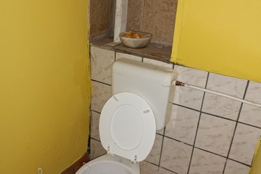 Kemencén – a Börzsöny szívében – új élet várja!

Képzelje el, ahogy a reggeli napfény besüt a Börzsöny erdeje felől, a friss levegőben megcsillan a patak vize, és Ön a teraszon ülve kortyolja a kávét…

Ez itt nem nyaralás – ez a mindennap.

Most lehetősége van Kemence szívében, a Fő út mellett, közel a Polgármesteri Hivatalhoz, megszerezni egy 108 m²-es, belterületi, kivett lakóház besorolású otthont, hozzá tartozó osztatlan közös telekrésszel.
A ház ugyan felújításra vár, de masszív alapjai és tágas belső terei lehetőséget adnak arra, hogy pontosan olyan otthont alakítson ki, amilyet mindig is szeretett volna.

• 12 m² előtér, 23 m² szoba, 41 m²-es nagy nappali (könnyedén két hálószoba is kialakítható)
• Fürdőszoba és WC kialakítható
• Villany bevezetve, fűtés vegyes tüzelésű kályhával

Ár: 21 900 000 Ft

Kemence nem csupán egy település – itt a természet és a közösség még kéz a kézben jár.

• Biztonságos, gyermekbarát falu, új bölcsődével, családias iskolával
• Túraútvonalak, patak és kisvasút karnyújtásnyira
• Nincs rohanás, nincs forgalmi káosz – csak nyugalom és tiszta levegő
Ne csak házat vásároljon – találja meg a helyet, ahol igazán otthon lehet.

Segítünk mindenben:

• Saját ingatlan eladásában
• Energetikai tanúsítvány 72 órán belül
• Ingyenes hitelügyintézés
• Jogi és földhivatali háttér
• Országos ingatlanajánlatok e-mailben

Tel: +36705581160