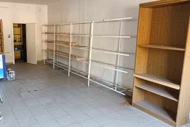 Kemencén – a Börzsöny szívében – új élet várja!

Képzelje el, ahogy a reggeli napfény besüt a Börzsöny erdeje felől, a friss levegőben megcsillan a patak vize, és Ön a teraszon ülve kortyolja a kávét…

Ez itt nem nyaralás – ez a mindennap.

Most lehetősége van Kemence szívében, a Fő út mellett, közel a Polgármesteri Hivatalhoz, megszerezni egy 108 m²-es, belterületi, kivett lakóház besorolású otthont, hozzá tartozó osztatlan közös telekrésszel.
A ház ugyan felújításra vár, de masszív alapjai és tágas belső terei lehetőséget adnak arra, hogy pontosan olyan otthont alakítson ki, amilyet mindig is szeretett volna.

• 12 m² előtér, 23 m² szoba, 41 m²-es nagy nappali (könnyedén két hálószoba is kialakítható)
• Fürdőszoba és WC kialakítható
• Villany bevezetve, fűtés vegyes tüzelésű kályhával

Ár: 21 900 000 Ft

Kemence nem csupán egy település – itt a természet és a közösség még kéz a kézben jár.

• Biztonságos, gyermekbarát falu, új bölcsődével, családias iskolával
• Túraútvonalak, patak és kisvasút karnyújtásnyira
• Nincs rohanás, nincs forgalmi káosz – csak nyugalom és tiszta levegő
Ne csak házat vásároljon – találja meg a helyet, ahol igazán otthon lehet.

Segítünk mindenben:

• Saját ingatlan eladásában
• Energetikai tanúsítvány 72 órán belül
• Ingyenes hitelügyintézés
• Jogi és földhivatali háttér
• Országos ingatlanajánlatok e-mailben

Tel: +36705581160