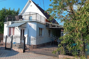 Eladó kétszintes családi ház Göd-Felsőgödön. 