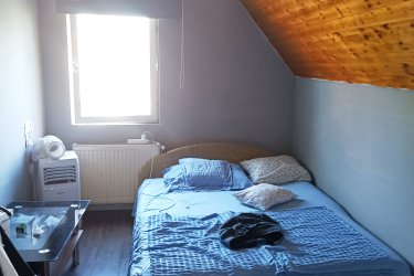 Eladó kétszintes családi ház Göd-Felsőgödön.

„Otthon és bevételi forrás egyben.”!

Göd kertvárosának csendes, mégis központi részén, pár percre a vasútállomástól kínálok eladásra egy 160 m²- s, kétszintes családi házat, 547 m²- s telken.

Az ingatlan 1991-ben épült, B30-as téglából, betonfödémmel és Bramac cserépfedéssel – stabil, jó állapotban lévő otthon.

Főbb jellemzők:

• Földszint: 40 m²- s nappali, étkezős konyha (gépesített, beépített konyhabútorral), fürdőszoba (masszázs káddal), külön WC
• Emelet: közlekedő, fürdőszoba, WC, 2 hálószoba + 1 nagyszoba teraszkapcsolattal
• Különálló lakrészek: a ház mögött 3 apartman (22, 24 és 27 m²), saját fürdőszobákkal – akár kiadhatók, plusz bevételi lehetőség.

Extra:

• Déli fekvésű, napos kert
• Parkolás a telken és az utcafronton is
• Egyedi, világos terek, fa nyílászárók és minőségi burkolatok
• Fűtés: gázcirkó + vízteres kandalló
• Budapest 20 perc alatt elérhető (M2 autópálya / vonat)

Ideális választás:

• többgenerációs családnak
• befektetőknek (kiadható lakrészek miatt)
• azoknak, akik kertvárosi nyugalmat keresnek Budapest közelében.

Vác, Dunakeszi, Budapest IV., VIII., XIII. kerületben 25–30 m²- s lakás beszámítható.

Ár: 94 990 000 Ft

Érdeklődni: +36 70 558 1160
