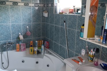 Eladó kétszintes családi ház Göd-Felsőgödön.

„Otthon és bevételi forrás egyben.”!

Göd kertvárosának csendes, mégis központi részén, pár percre a vasútállomástól kínálok eladásra egy 160 m²- s, kétszintes családi házat, 547 m²- s telken.

Az ingatlan 1991-ben épült, B30-as téglából, betonfödémmel és Bramac cserépfedéssel – stabil, jó állapotban lévő otthon.

Főbb jellemzők:

• Földszint: 40 m²- s nappali, étkezős konyha (gépesített, beépített konyhabútorral), fürdőszoba (masszázs káddal), külön WC
• Emelet: közlekedő, fürdőszoba, WC, 2 hálószoba + 1 nagyszoba teraszkapcsolattal
• Különálló lakrészek: a ház mögött 3 apartman (22, 24 és 27 m²), saját fürdőszobákkal – akár kiadhatók, plusz bevételi lehetőség.

Extra:

• Déli fekvésű, napos kert
• Parkolás a telken és az utcafronton is
• Egyedi, világos terek, fa nyílászárók és minőségi burkolatok
• Fűtés: gázcirkó + vízteres kandalló
• Budapest 20 perc alatt elérhető (M2 autópálya / vonat)

Ideális választás:

• többgenerációs családnak
• befektetőknek (kiadható lakrészek miatt)
• azoknak, akik kertvárosi nyugalmat keresnek Budapest közelében.

Vác, Dunakeszi, Budapest IV., VIII., XIII. kerületben 25–30 m²- s lakás beszámítható.

Ár: 94 990 000 Ft

Érdeklődni: +36 70 558 1160