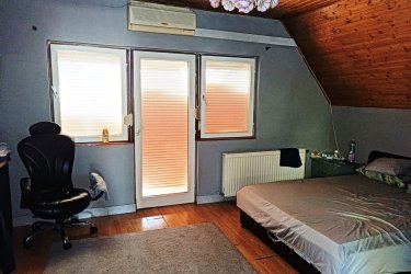 Eladó kétszintes családi ház Göd-Felsőgödön.

„Otthon és bevételi forrás egyben.”!

Göd kertvárosának csendes, mégis központi részén, pár percre a vasútállomástól kínálok eladásra egy 160 m²- s, kétszintes családi házat, 547 m²- s telken.

Az ingatlan 1991-ben épült, B30-as téglából, betonfödémmel és Bramac cserépfedéssel – stabil, jó állapotban lévő otthon.

Főbb jellemzők:

• Földszint: 40 m²- s nappali, étkezős konyha (gépesített, beépített konyhabútorral), fürdőszoba (masszázs káddal), külön WC
• Emelet: közlekedő, fürdőszoba, WC, 2 hálószoba + 1 nagyszoba teraszkapcsolattal
• Különálló lakrészek: a ház mögött 3 apartman (22, 24 és 27 m²), saját fürdőszobákkal – akár kiadhatók, plusz bevételi lehetőség.

Extra:

• Déli fekvésű, napos kert
• Parkolás a telken és az utcafronton is
• Egyedi, világos terek, fa nyílászárók és minőségi burkolatok
• Fűtés: gázcirkó + vízteres kandalló
• Budapest 20 perc alatt elérhető (M2 autópálya / vonat)

Ideális választás:

• többgenerációs családnak
• befektetőknek (kiadható lakrészek miatt)
• azoknak, akik kertvárosi nyugalmat keresnek Budapest közelében.

Vác, Dunakeszi, Budapest IV., VIII., XIII. kerületben 25–30 m²- s lakás beszámítható.

Ár: 94 990 000 Ft

Érdeklődni: +36 70 558 1160