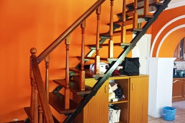Eladó kétszintes családi ház Göd-Felsőgödön.

„Otthon és bevételi forrás egyben.”!

Göd kertvárosának csendes, mégis központi részén, pár percre a vasútállomástól kínálok eladásra egy 160 m²- s, kétszintes családi házat, 547 m²- s telken.

Az ingatlan 1991-ben épült, B30-as téglából, betonfödémmel és Bramac cserépfedéssel – stabil, jó állapotban lévő otthon.

Főbb jellemzők:

• Földszint: 40 m²- s nappali, étkezős konyha (gépesített, beépített konyhabútorral), fürdőszoba (masszázs káddal), külön WC
• Emelet: közlekedő, fürdőszoba, WC, 2 hálószoba + 1 nagyszoba teraszkapcsolattal
• Különálló lakrészek: a ház mögött 3 apartman (22, 24 és 27 m²), saját fürdőszobákkal – akár kiadhatók, plusz bevételi lehetőség.

Extra:

• Déli fekvésű, napos kert
• Parkolás a telken és az utcafronton is
• Egyedi, világos terek, fa nyílászárók és minőségi burkolatok
• Fűtés: gázcirkó + vízteres kandalló
• Budapest 20 perc alatt elérhető (M2 autópálya / vonat)

Ideális választás:

• többgenerációs családnak
• befektetőknek (kiadható lakrészek miatt)
• azoknak, akik kertvárosi nyugalmat keresnek Budapest közelében.

Vác, Dunakeszi, Budapest IV., VIII., XIII. kerületben 25–30 m²- s lakás beszámítható.

Ár: 94 990 000 Ft

Érdeklődni: +36 70 558 1160
