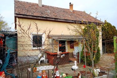 Eladó kétszintes családi ház Vácrátóton.  