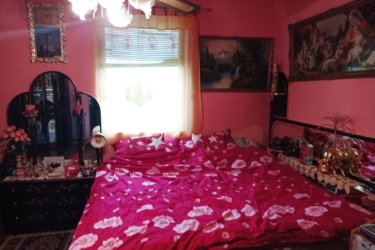Eladó kétszintes családi ház Vácrátóton.&#13;&#10;&#13;&#10;Vácrátót község csendes mellék utcájában, eladásra kínálok 576 m2-es telken, 130 m2-es kétszintes családi házat.&#13;&#10;&#13;&#10;A lakóépületet 2002-ben építették, tégla falazattal, betonfödémmel és cserépborítással. Az előzetes tervek alapján kétszintesre tervezték, így a tetőtérben a tervek alapján előszoba, fürdőszoba, WC, konyha, kamra valamint 3 szoba későbbiek során beépíthető.&#13;&#10;&#13;&#10;Az ingatlan földszintjén előszoba, étkezős konyha, kamra, fél szoba (10 m2), külön WC, kádas fürdőszoba, utcafronton 17. 5 m2-es és 12. 5 m2-es szoba lett kialakítva.&#13;&#10;&#13;&#10;A ház folytatásában egy nyári konyha és fedett piknikező is megtalálható. Az ingatlanban víz, villany, emésztő bevezetve és a gáz közvetlenül a telek előtt van. A családi ház melegét vegyes tüzelésű cserépkályha oldották meg.&#13;&#10;&#13;&#10;Meleg vizet a fürdőszobában felszerelt villanybojler biztosítja.&#13;&#10;&#13;&#10;Az ingatlan kisebb felújítás után remek otthona lehet egy négytagú családnak.&#13;&#10;&#13;&#10;A telekre több gépkocsinak van beállási lehetőség.&#13;&#10;&#13;&#10;A községben található óvoda, iskola, programokkal teli faluház, játszótér, focipálya, üzletek.&#13;&#10;&#13;&#10;A község dinamikusan fejlődik, infrastruktúrája nagyon jó, autóval és tömegközlekedéssel is könnyen megközelíthető.&#13;&#10;&#13;&#10;Az M2-es út fejlesztésének köszönhetően Vácra és Budapestre jutás még gyorsabb és gördülékenyebb.&#13;&#10;&#13;&#10;Tökéletes helyszín lehet egy nyugodt, vidéki életet keresők számára, akik közel szeretnének maradni a fővároshoz, mégis szeretnék élvezni a természet közelségét és a csendes környezetet.&#13;&#10;&#13;&#10;A település központjában kikapcsolódásként megtekinthető az ismert és híres botanikus kert,&#13;&#10;Őrbottyáni horgásztó, a szomszédos Veresegyházán a medvefarm megtekintése is nyújt örök élményeket.&#13;&#10;A családi ház megfelelő ár-értékarányt képvisel.&#13;&#10;&#13;&#10;További információért és a megtekintéssel kapcsolatban, várom megtisztelő hívását!&#13;&#10;&#13;&#10;Kérem egyeztessünk és a megtekintés után beszéljünk az árról!&#13;&#10;&#13;&#10;Ár: 54. 990. 000.-Ft&#13;&#10;&#13;&#10;Bérlet – Csere nem lehetséges.&#13;&#10;&#13;&#10;Tel: +36705581160