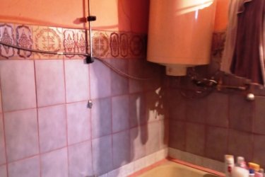 Eladó kétszintes családi ház Vácrátóton.&#13;&#10;&#13;&#10;Vácrátót község csendes mellék utcájában, eladásra kínálok 576 m2-es telken, 130 m2-es kétszintes családi házat.&#13;&#10;&#13;&#10;A lakóépületet 2002-ben építették, tégla falazattal, betonfödémmel és cserépborítással. Az előzetes tervek alapján kétszintesre tervezték, így a tetőtérben a tervek alapján előszoba, fürdőszoba, WC, konyha, kamra valamint 3 szoba későbbiek során beépíthető.&#13;&#10;&#13;&#10;Az ingatlan földszintjén előszoba, étkezős konyha, kamra, fél szoba (10 m2), külön WC, kádas fürdőszoba, utcafronton 17. 5 m2-es és 12. 5 m2-es szoba lett kialakítva.&#13;&#10;&#13;&#10;A ház folytatásában egy nyári konyha és fedett piknikező is megtalálható. Az ingatlanban víz, villany, emésztő bevezetve és a gáz közvetlenül a telek előtt van. A családi ház melegét vegyes tüzelésű cserépkályha oldották meg.&#13;&#10;&#13;&#10;Meleg vizet a fürdőszobában felszerelt villanybojler biztosítja.&#13;&#10;&#13;&#10;Az ingatlan kisebb felújítás után remek otthona lehet egy négytagú családnak.&#13;&#10;&#13;&#10;A telekre több gépkocsinak van beállási lehetőség.&#13;&#10;&#13;&#10;A községben található óvoda, iskola, programokkal teli faluház, játszótér, focipálya, üzletek.&#13;&#10;&#13;&#10;A község dinamikusan fejlődik, infrastruktúrája nagyon jó, autóval és tömegközlekedéssel is könnyen megközelíthető.&#13;&#10;&#13;&#10;Az M2-es út fejlesztésének köszönhetően Vácra és Budapestre jutás még gyorsabb és gördülékenyebb.&#13;&#10;&#13;&#10;Tökéletes helyszín lehet egy nyugodt, vidéki életet keresők számára, akik közel szeretnének maradni a fővároshoz, mégis szeretnék élvezni a természet közelségét és a csendes környezetet.&#13;&#10;&#13;&#10;A település központjában kikapcsolódásként megtekinthető az ismert és híres botanikus kert,&#13;&#10;Őrbottyáni horgásztó, a szomszédos Veresegyházán a medvefarm megtekintése is nyújt örök élményeket.&#13;&#10;A családi ház megfelelő ár-értékarányt képvisel.&#13;&#10;&#13;&#10;További információért és a megtekintéssel kapcsolatban, várom megtisztelő hívását!&#13;&#10;&#13;&#10;Kérem egyeztessünk és a megtekintés után beszéljünk az árról!&#13;&#10;&#13;&#10;Ár: 54. 990. 000.-Ft&#13;&#10;&#13;&#10;Bérlet – Csere nem lehetséges.&#13;&#10;&#13;&#10;Tel: +36705581160