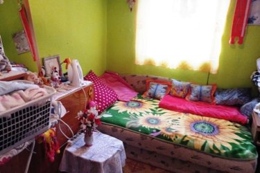 Eladó kétszintes családi ház Vácrátóton.&#13;&#10;&#13;&#10;Vácrátót község csendes mellék utcájában, eladásra kínálok 576 m2-es telken, 130 m2-es kétszintes családi házat.&#13;&#10;&#13;&#10;A lakóépületet 2002-ben építették, tégla falazattal, betonfödémmel és cserépborítással. Az előzetes tervek alapján kétszintesre tervezték, így a tetőtérben a tervek alapján előszoba, fürdőszoba, WC, konyha, kamra valamint 3 szoba későbbiek során beépíthető.&#13;&#10;&#13;&#10;Az ingatlan földszintjén előszoba, étkezős konyha, kamra, fél szoba (10 m2), külön WC, kádas fürdőszoba, utcafronton 17. 5 m2-es és 12. 5 m2-es szoba lett kialakítva.&#13;&#10;&#13;&#10;A ház folytatásában egy nyári konyha és fedett piknikező is megtalálható. Az ingatlanban víz, villany, emésztő bevezetve és a gáz közvetlenül a telek előtt van. A családi ház melegét vegyes tüzelésű cserépkályha oldották meg.&#13;&#10;&#13;&#10;Meleg vizet a fürdőszobában felszerelt villanybojler biztosítja.&#13;&#10;&#13;&#10;Az ingatlan kisebb felújítás után remek otthona lehet egy négytagú családnak.&#13;&#10;&#13;&#10;A telekre több gépkocsinak van beállási lehetőség.&#13;&#10;&#13;&#10;A községben található óvoda, iskola, programokkal teli faluház, játszótér, focipálya, üzletek.&#13;&#10;&#13;&#10;A község dinamikusan fejlődik, infrastruktúrája nagyon jó, autóval és tömegközlekedéssel is könnyen megközelíthető.&#13;&#10;&#13;&#10;Az M2-es út fejlesztésének köszönhetően Vácra és Budapestre jutás még gyorsabb és gördülékenyebb.&#13;&#10;&#13;&#10;Tökéletes helyszín lehet egy nyugodt, vidéki életet keresők számára, akik közel szeretnének maradni a fővároshoz, mégis szeretnék élvezni a természet közelségét és a csendes környezetet.&#13;&#10;&#13;&#10;A település központjában kikapcsolódásként megtekinthető az ismert és híres botanikus kert,&#13;&#10;Őrbottyáni horgásztó, a szomszédos Veresegyházán a medvefarm megtekintése is nyújt örök élményeket.&#13;&#10;A családi ház megfelelő ár-értékarányt képvisel.&#13;&#10;&#13;&#10;További információért és a megtekintéssel kapcsolatban, várom megtisztelő hívását!&#13;&#10;&#13;&#10;Kérem egyeztessünk és a megtekintés után beszéljünk az árról!&#13;&#10;&#13;&#10;Ár: 54. 990. 000.-Ft&#13;&#10;&#13;&#10;Bérlet – Csere nem lehetséges.&#13;&#10;&#13;&#10;Tel: +36705581160