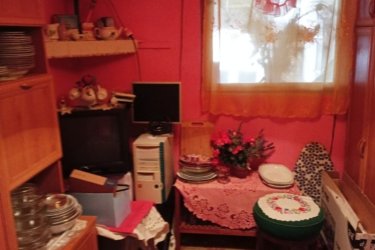 Eladó kétszintes családi ház Vácrátóton.&#13;&#10;&#13;&#10;Vácrátót község csendes mellék utcájában, eladásra kínálok 576 m2-es telken, 130 m2-es kétszintes családi házat.&#13;&#10;&#13;&#10;A lakóépületet 2002-ben építették, tégla falazattal, betonfödémmel és cserépborítással. Az előzetes tervek alapján kétszintesre tervezték, így a tetőtérben a tervek alapján előszoba, fürdőszoba, WC, konyha, kamra valamint 3 szoba későbbiek során beépíthető.&#13;&#10;&#13;&#10;Az ingatlan földszintjén előszoba, étkezős konyha, kamra, fél szoba (10 m2), külön WC, kádas fürdőszoba, utcafronton 17. 5 m2-es és 12. 5 m2-es szoba lett kialakítva.&#13;&#10;&#13;&#10;A ház folytatásában egy nyári konyha és fedett piknikező is megtalálható. Az ingatlanban víz, villany, emésztő bevezetve és a gáz közvetlenül a telek előtt van. A családi ház melegét vegyes tüzelésű cserépkályha oldották meg.&#13;&#10;&#13;&#10;Meleg vizet a fürdőszobában felszerelt villanybojler biztosítja.&#13;&#10;&#13;&#10;Az ingatlan kisebb felújítás után remek otthona lehet egy négytagú családnak.&#13;&#10;&#13;&#10;A telekre több gépkocsinak van beállási lehetőség.&#13;&#10;&#13;&#10;A községben található óvoda, iskola, programokkal teli faluház, játszótér, focipálya, üzletek.&#13;&#10;&#13;&#10;A község dinamikusan fejlődik, infrastruktúrája nagyon jó, autóval és tömegközlekedéssel is könnyen megközelíthető.&#13;&#10;&#13;&#10;Az M2-es út fejlesztésének köszönhetően Vácra és Budapestre jutás még gyorsabb és gördülékenyebb.&#13;&#10;&#13;&#10;Tökéletes helyszín lehet egy nyugodt, vidéki életet keresők számára, akik közel szeretnének maradni a fővároshoz, mégis szeretnék élvezni a természet közelségét és a csendes környezetet.&#13;&#10;&#13;&#10;A település központjában kikapcsolódásként megtekinthető az ismert és híres botanikus kert,&#13;&#10;Őrbottyáni horgásztó, a szomszédos Veresegyházán a medvefarm megtekintése is nyújt örök élményeket.&#13;&#10;A családi ház megfelelő ár-értékarányt képvisel.&#13;&#10;&#13;&#10;További információért és a megtekintéssel kapcsolatban, várom megtisztelő hívását!&#13;&#10;&#13;&#10;Kérem egyeztessünk és a megtekintés után beszéljünk az árról!&#13;&#10;&#13;&#10;Ár: 54. 990. 000.-Ft&#13;&#10;&#13;&#10;Bérlet – Csere nem lehetséges.&#13;&#10;&#13;&#10;Tel: +36705581160