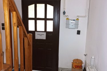 Kitűnő befektetés, Göd egyik legkedveltebb részén!&#13;&#10;&#13;&#10;Göd vasútállomástól és a kis erdőtől mindössze néhány percre, rendezett arculatú elegáns környéken ajánljuk figyelmébe ezt a sokoldalúan hasznosítható ikerház felet.&#13;&#10;&#13;&#10;A lakóingatlan 400 m2-es körbekerített telken, 170 m2-es, 9 szobás az 1980 évek vége felé épült, használható állapotú, de felújítást igényel.&#13;&#10;&#13;&#10;Az iker félben három földszinti garzonlakrészt találunk, ebből egy saját fürdőszobával és konyhával, két mini garzon zuhanyzóval és közös toalettel rendelkezik (a két egyszemélyes garzon használ egyet).&#13;&#10;&#13;&#10;A tetőtérben négy külön bejáratú, villany al mérős, saját fürdőszobás (zuhanyzós) konyhasarokkal rendelkező mini garzont találunk.&#13;&#10;Az épület fűtése gázcirkóval megoldott, a szobák laminált parkettázottak, a többi helyiség&#13;&#10;Járólapos kivitelezésű és a nyílászárók fa típusú thermo hőszigetelt üvegezésűek.&#13;&#10;&#13;&#10;Az épület használható állapotú, de felújítást igényel.&#13;&#10;&#13;&#10;A kert hátsó részében külön lakrész, mely konyha, fürdő, két külön nyíló nagyobb szoba, kamra beosztású, saját leválasztott kertrésszel.&#13;&#10;Ez a hátsó épület, mely egy téliesített faház, két külön lakrészre is bontható, a második fürdő előkészítve biztosítja ezt a lehetőséget.&#13;&#10;&#13;&#10;Kertre néző kilátás, tetőtér beépített, pince nincs, akár 3 gépjárművel is lehet parkolni az udvarban.&#13;&#10;&#13;&#10;Amennyiben szeretne egy biztos bevétellel, saját vállalkozást üzemeltetni, akkor ez ideális lehetőség az ön számára.&#13;&#10;A garzonok gyorsan kiadhatóak, folyamatos, kiszámítható jövedelmet biztosítva.&#13;&#10;Az ingatlan kezelése is megoldható, ha csak a pénzügyi résszel kíván foglalkozni.&#13;&#10;&#13;&#10;Otthon Start 3 % – s hitel igénybe vehető.&#13;&#10;&#13;&#10;A hirdetésben szereplő adatok tájékoztató jellegűek.&#13;&#10;&#13;&#10;Kedvező ár: 79. 900. 000.- M Ft&#13;&#10;&#13;&#10;További információért és a megtekintéssel kapcsolatban, várom megtisztelő hívását!&#13;&#10;&#13;&#10;Amiben még segíteni tudok:&#13;&#10;&#13;&#10;- ha a vásárláshoz még el kell adnia ingatlanát&#13;&#10;- energetikai tanúsítvány készítése 72 órán belül&#13;&#10;- ingyenes hitelügyintézés&#13;&#10;- jogi háttér&#13;&#10;- földhivatali ügyintézés&#13;&#10;- értékbecslés, piaci ármeghatározás&#13;&#10;- költöztetés, lomtalanítás&#13;&#10;- ajánlatok küldése e-mailben országos adatbázisból.&#13;&#10;&#13;&#10;Tel: +36705581160