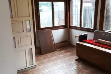 Kitűnő befektetés, Göd egyik legkedveltebb részén!&#13;&#10;&#13;&#10;Göd vasútállomástól és a kis erdőtől mindössze néhány percre, rendezett arculatú elegáns környéken ajánljuk figyelmébe ezt a sokoldalúan hasznosítható ikerház felet.&#13;&#10;&#13;&#10;A lakóingatlan 400 m2-es körbekerített telken, 170 m2-es, 9 szobás az 1980 évek vége felé épült, használható állapotú, de felújítást igényel.&#13;&#10;&#13;&#10;Az iker félben három földszinti garzonlakrészt találunk, ebből egy saját fürdőszobával és konyhával, két mini garzon zuhanyzóval és közös toalettel rendelkezik (a két egyszemélyes garzon használ egyet).&#13;&#10;&#13;&#10;A tetőtérben négy külön bejáratú, villany al mérős, saját fürdőszobás (zuhanyzós) konyhasarokkal rendelkező mini garzont találunk.&#13;&#10;Az épület fűtése gázcirkóval megoldott, a szobák laminált parkettázottak, a többi helyiség&#13;&#10;Járólapos kivitelezésű és a nyílászárók fa típusú thermo hőszigetelt üvegezésűek.&#13;&#10;&#13;&#10;Az épület használható állapotú, de felújítást igényel.&#13;&#10;&#13;&#10;A kert hátsó részében külön lakrész, mely konyha, fürdő, két külön nyíló nagyobb szoba, kamra beosztású, saját leválasztott kertrésszel.&#13;&#10;Ez a hátsó épület, mely egy téliesített faház, két külön lakrészre is bontható, a második fürdő előkészítve biztosítja ezt a lehetőséget.&#13;&#10;&#13;&#10;Kertre néző kilátás, tetőtér beépített, pince nincs, akár 3 gépjárművel is lehet parkolni az udvarban.&#13;&#10;&#13;&#10;Amennyiben szeretne egy biztos bevétellel, saját vállalkozást üzemeltetni, akkor ez ideális lehetőség az ön számára.&#13;&#10;A garzonok gyorsan kiadhatóak, folyamatos, kiszámítható jövedelmet biztosítva.&#13;&#10;Az ingatlan kezelése is megoldható, ha csak a pénzügyi résszel kíván foglalkozni.&#13;&#10;&#13;&#10;Otthon Start 3 % – s hitel igénybe vehető.&#13;&#10;&#13;&#10;A hirdetésben szereplő adatok tájékoztató jellegűek.&#13;&#10;&#13;&#10;Kedvező ár: 79. 900. 000.- M Ft&#13;&#10;&#13;&#10;További információért és a megtekintéssel kapcsolatban, várom megtisztelő hívását!&#13;&#10;&#13;&#10;Amiben még segíteni tudok:&#13;&#10;&#13;&#10;- ha a vásárláshoz még el kell adnia ingatlanát&#13;&#10;- energetikai tanúsítvány készítése 72 órán belül&#13;&#10;- ingyenes hitelügyintézés&#13;&#10;- jogi háttér&#13;&#10;- földhivatali ügyintézés&#13;&#10;- értékbecslés, piaci ármeghatározás&#13;&#10;- költöztetés, lomtalanítás&#13;&#10;- ajánlatok küldése e-mailben országos adatbázisból.&#13;&#10;&#13;&#10;Tel: +36705581160