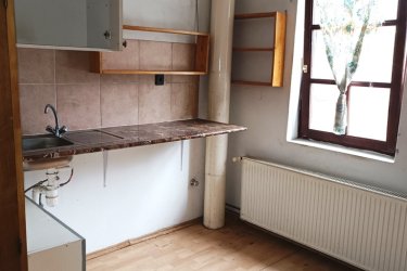 Kitűnő befektetés, Göd egyik legkedveltebb részén!&#13;&#10;&#13;&#10;Göd vasútállomástól és a kis erdőtől mindössze néhány percre, rendezett arculatú elegáns környéken ajánljuk figyelmébe ezt a sokoldalúan hasznosítható ikerház felet.&#13;&#10;&#13;&#10;A lakóingatlan 400 m2-es körbekerített telken, 170 m2-es, 9 szobás az 1980 évek vége felé épült, használható állapotú, de felújítást igényel.&#13;&#10;&#13;&#10;Az iker félben három földszinti garzonlakrészt találunk, ebből egy saját fürdőszobával és konyhával, két mini garzon zuhanyzóval és közös toalettel rendelkezik (a két egyszemélyes garzon használ egyet).&#13;&#10;&#13;&#10;A tetőtérben négy külön bejáratú, villany al mérős, saját fürdőszobás (zuhanyzós) konyhasarokkal rendelkező mini garzont találunk.&#13;&#10;Az épület fűtése gázcirkóval megoldott, a szobák laminált parkettázottak, a többi helyiség&#13;&#10;Járólapos kivitelezésű és a nyílászárók fa típusú thermo hőszigetelt üvegezésűek.&#13;&#10;&#13;&#10;Az épület használható állapotú, de felújítást igényel.&#13;&#10;&#13;&#10;A kert hátsó részében külön lakrész, mely konyha, fürdő, két külön nyíló nagyobb szoba, kamra beosztású, saját leválasztott kertrésszel.&#13;&#10;Ez a hátsó épület, mely egy téliesített faház, két külön lakrészre is bontható, a második fürdő előkészítve biztosítja ezt a lehetőséget.&#13;&#10;&#13;&#10;Kertre néző kilátás, tetőtér beépített, pince nincs, akár 3 gépjárművel is lehet parkolni az udvarban.&#13;&#10;&#13;&#10;Amennyiben szeretne egy biztos bevétellel, saját vállalkozást üzemeltetni, akkor ez ideális lehetőség az ön számára.&#13;&#10;A garzonok gyorsan kiadhatóak, folyamatos, kiszámítható jövedelmet biztosítva.&#13;&#10;Az ingatlan kezelése is megoldható, ha csak a pénzügyi résszel kíván foglalkozni.&#13;&#10;&#13;&#10;Otthon Start 3 % – s hitel igénybe vehető.&#13;&#10;&#13;&#10;A hirdetésben szereplő adatok tájékoztató jellegűek.&#13;&#10;&#13;&#10;Kedvező ár: 79. 900. 000.- M Ft&#13;&#10;&#13;&#10;További információért és a megtekintéssel kapcsolatban, várom megtisztelő hívását!&#13;&#10;&#13;&#10;Amiben még segíteni tudok:&#13;&#10;&#13;&#10;- ha a vásárláshoz még el kell adnia ingatlanát&#13;&#10;- energetikai tanúsítvány készítése 72 órán belül&#13;&#10;- ingyenes hitelügyintézés&#13;&#10;- jogi háttér&#13;&#10;- földhivatali ügyintézés&#13;&#10;- értékbecslés, piaci ármeghatározás&#13;&#10;- költöztetés, lomtalanítás&#13;&#10;- ajánlatok küldése e-mailben országos adatbázisból.&#13;&#10;&#13;&#10;Tel: +36705581160