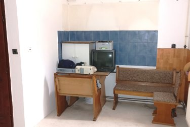 Kitűnő befektetés, Göd egyik legkedveltebb részén!&#13;&#10;&#13;&#10;Göd vasútállomástól és a kis erdőtől mindössze néhány percre, rendezett arculatú elegáns környéken ajánljuk figyelmébe ezt a sokoldalúan hasznosítható ikerház felet.&#13;&#10;&#13;&#10;A lakóingatlan 400 m2-es körbekerített telken, 170 m2-es, 9 szobás az 1980 évek vége felé épült, használható állapotú, de felújítást igényel.&#13;&#10;&#13;&#10;Az iker félben három földszinti garzonlakrészt találunk, ebből egy saját fürdőszobával és konyhával, két mini garzon zuhanyzóval és közös toalettel rendelkezik (a két egyszemélyes garzon használ egyet).&#13;&#10;&#13;&#10;A tetőtérben négy külön bejáratú, villany al mérős, saját fürdőszobás (zuhanyzós) konyhasarokkal rendelkező mini garzont találunk.&#13;&#10;Az épület fűtése gázcirkóval megoldott, a szobák laminált parkettázottak, a többi helyiség&#13;&#10;Járólapos kivitelezésű és a nyílászárók fa típusú thermo hőszigetelt üvegezésűek.&#13;&#10;&#13;&#10;Az épület használható állapotú, de felújítást igényel.&#13;&#10;&#13;&#10;A kert hátsó részében külön lakrész, mely konyha, fürdő, két külön nyíló nagyobb szoba, kamra beosztású, saját leválasztott kertrésszel.&#13;&#10;Ez a hátsó épület, mely egy téliesített faház, két külön lakrészre is bontható, a második fürdő előkészítve biztosítja ezt a lehetőséget.&#13;&#10;&#13;&#10;Kertre néző kilátás, tetőtér beépített, pince nincs, akár 3 gépjárművel is lehet parkolni az udvarban.&#13;&#10;&#13;&#10;Amennyiben szeretne egy biztos bevétellel, saját vállalkozást üzemeltetni, akkor ez ideális lehetőség az ön számára.&#13;&#10;A garzonok gyorsan kiadhatóak, folyamatos, kiszámítható jövedelmet biztosítva.&#13;&#10;Az ingatlan kezelése is megoldható, ha csak a pénzügyi résszel kíván foglalkozni.&#13;&#10;&#13;&#10;Otthon Start 3 % – s hitel igénybe vehető.&#13;&#10;&#13;&#10;A hirdetésben szereplő adatok tájékoztató jellegűek.&#13;&#10;&#13;&#10;Kedvező ár: 79. 900. 000.- M Ft&#13;&#10;&#13;&#10;További információért és a megtekintéssel kapcsolatban, várom megtisztelő hívását!&#13;&#10;&#13;&#10;Amiben még segíteni tudok:&#13;&#10;&#13;&#10;- ha a vásárláshoz még el kell adnia ingatlanát&#13;&#10;- energetikai tanúsítvány készítése 72 órán belül&#13;&#10;- ingyenes hitelügyintézés&#13;&#10;- jogi háttér&#13;&#10;- földhivatali ügyintézés&#13;&#10;- értékbecslés, piaci ármeghatározás&#13;&#10;- költöztetés, lomtalanítás&#13;&#10;- ajánlatok küldése e-mailben országos adatbázisból.&#13;&#10;&#13;&#10;Tel: +36705581160