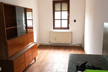 Kitűnő befektetés, Göd egyik legkedveltebb részén!&#13;&#10;&#13;&#10;Göd vasútállomástól és a kis erdőtől mindössze néhány percre, rendezett arculatú elegáns környéken ajánljuk figyelmébe ezt a sokoldalúan hasznosítható ikerház felet.&#13;&#10;&#13;&#10;A lakóingatlan 400 m2-es körbekerített telken, 170 m2-es, 9 szobás az 1980 évek vége felé épült, használható állapotú, de felújítást igényel.&#13;&#10;&#13;&#10;Az iker félben három földszinti garzonlakrészt találunk, ebből egy saját fürdőszobával és konyhával, két mini garzon zuhanyzóval és közös toalettel rendelkezik (a két egyszemélyes garzon használ egyet).&#13;&#10;&#13;&#10;A tetőtérben négy külön bejáratú, villany al mérős, saját fürdőszobás (zuhanyzós) konyhasarokkal rendelkező mini garzont találunk.&#13;&#10;Az épület fűtése gázcirkóval megoldott, a szobák laminált parkettázottak, a többi helyiség&#13;&#10;Járólapos kivitelezésű és a nyílászárók fa típusú thermo hőszigetelt üvegezésűek.&#13;&#10;&#13;&#10;Az épület használható állapotú, de felújítást igényel.&#13;&#10;&#13;&#10;A kert hátsó részében külön lakrész, mely konyha, fürdő, két külön nyíló nagyobb szoba, kamra beosztású, saját leválasztott kertrésszel.&#13;&#10;Ez a hátsó épület, mely egy téliesített faház, két külön lakrészre is bontható, a második fürdő előkészítve biztosítja ezt a lehetőséget.&#13;&#10;&#13;&#10;Kertre néző kilátás, tetőtér beépített, pince nincs, akár 3 gépjárművel is lehet parkolni az udvarban.&#13;&#10;&#13;&#10;Amennyiben szeretne egy biztos bevétellel, saját vállalkozást üzemeltetni, akkor ez ideális lehetőség az ön számára.&#13;&#10;A garzonok gyorsan kiadhatóak, folyamatos, kiszámítható jövedelmet biztosítva.&#13;&#10;Az ingatlan kezelése is megoldható, ha csak a pénzügyi résszel kíván foglalkozni.&#13;&#10;&#13;&#10;Otthon Start 3 % – s hitel igénybe vehető.&#13;&#10;&#13;&#10;A hirdetésben szereplő adatok tájékoztató jellegűek.&#13;&#10;&#13;&#10;Kedvező ár: 79. 900. 000.- M Ft&#13;&#10;&#13;&#10;További információért és a megtekintéssel kapcsolatban, várom megtisztelő hívását!&#13;&#10;&#13;&#10;Amiben még segíteni tudok:&#13;&#10;&#13;&#10;- ha a vásárláshoz még el kell adnia ingatlanát&#13;&#10;- energetikai tanúsítvány készítése 72 órán belül&#13;&#10;- ingyenes hitelügyintézés&#13;&#10;- jogi háttér&#13;&#10;- földhivatali ügyintézés&#13;&#10;- értékbecslés, piaci ármeghatározás&#13;&#10;- költöztetés, lomtalanítás&#13;&#10;- ajánlatok küldése e-mailben országos adatbázisból.&#13;&#10;&#13;&#10;Tel: +36705581160