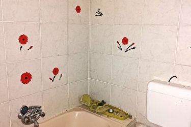 Kitűnő befektetés, Göd egyik legkedveltebb részén!&#13;&#10;&#13;&#10;Göd vasútállomástól és a kis erdőtől mindössze néhány percre, rendezett arculatú elegáns környéken ajánljuk figyelmébe ezt a sokoldalúan hasznosítható ikerház felet.&#13;&#10;&#13;&#10;A lakóingatlan 400 m2-es körbekerített telken, 170 m2-es, 9 szobás az 1980 évek vége felé épült, használható állapotú, de felújítást igényel.&#13;&#10;&#13;&#10;Az iker félben három földszinti garzonlakrészt találunk, ebből egy saját fürdőszobával és konyhával, két mini garzon zuhanyzóval és közös toalettel rendelkezik (a két egyszemélyes garzon használ egyet).&#13;&#10;&#13;&#10;A tetőtérben négy külön bejáratú, villany al mérős, saját fürdőszobás (zuhanyzós) konyhasarokkal rendelkező mini garzont találunk.&#13;&#10;Az épület fűtése gázcirkóval megoldott, a szobák laminált parkettázottak, a többi helyiség&#13;&#10;Járólapos kivitelezésű és a nyílászárók fa típusú thermo hőszigetelt üvegezésűek.&#13;&#10;&#13;&#10;Az épület használható állapotú, de felújítást igényel.&#13;&#10;&#13;&#10;A kert hátsó részében külön lakrész, mely konyha, fürdő, két külön nyíló nagyobb szoba, kamra beosztású, saját leválasztott kertrésszel.&#13;&#10;Ez a hátsó épület, mely egy téliesített faház, két külön lakrészre is bontható, a második fürdő előkészítve biztosítja ezt a lehetőséget.&#13;&#10;&#13;&#10;Kertre néző kilátás, tetőtér beépített, pince nincs, akár 3 gépjárművel is lehet parkolni az udvarban.&#13;&#10;&#13;&#10;Amennyiben szeretne egy biztos bevétellel, saját vállalkozást üzemeltetni, akkor ez ideális lehetőség az ön számára.&#13;&#10;A garzonok gyorsan kiadhatóak, folyamatos, kiszámítható jövedelmet biztosítva.&#13;&#10;Az ingatlan kezelése is megoldható, ha csak a pénzügyi résszel kíván foglalkozni.&#13;&#10;&#13;&#10;Otthon Start 3 % – s hitel igénybe vehető.&#13;&#10;&#13;&#10;A hirdetésben szereplő adatok tájékoztató jellegűek.&#13;&#10;&#13;&#10;Kedvező ár: 79. 900. 000.- M Ft&#13;&#10;&#13;&#10;További információért és a megtekintéssel kapcsolatban, várom megtisztelő hívását!&#13;&#10;&#13;&#10;Amiben még segíteni tudok:&#13;&#10;&#13;&#10;- ha a vásárláshoz még el kell adnia ingatlanát&#13;&#10;- energetikai tanúsítvány készítése 72 órán belül&#13;&#10;- ingyenes hitelügyintézés&#13;&#10;- jogi háttér&#13;&#10;- földhivatali ügyintézés&#13;&#10;- értékbecslés, piaci ármeghatározás&#13;&#10;- költöztetés, lomtalanítás&#13;&#10;- ajánlatok küldése e-mailben országos adatbázisból.&#13;&#10;&#13;&#10;Tel: +36705581160