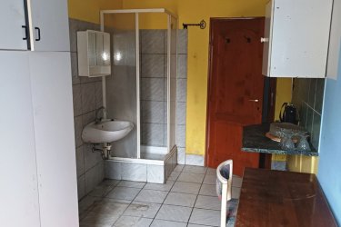 Kitűnő befektetés, Göd egyik legkedveltebb részén!&#13;&#10;&#13;&#10;Göd vasútállomástól és a kis erdőtől mindössze néhány percre, rendezett arculatú elegáns környéken ajánljuk figyelmébe ezt a sokoldalúan hasznosítható ikerház felet.&#13;&#10;&#13;&#10;A lakóingatlan 400 m2-es körbekerített telken, 170 m2-es, 9 szobás az 1980 évek vége felé épült, használható állapotú, de felújítást igényel.&#13;&#10;&#13;&#10;Az iker félben három földszinti garzonlakrészt találunk, ebből egy saját fürdőszobával és konyhával, két mini garzon zuhanyzóval és közös toalettel rendelkezik (a két egyszemélyes garzon használ egyet).&#13;&#10;&#13;&#10;A tetőtérben négy külön bejáratú, villany al mérős, saját fürdőszobás (zuhanyzós) konyhasarokkal rendelkező mini garzont találunk.&#13;&#10;Az épület fűtése gázcirkóval megoldott, a szobák laminált parkettázottak, a többi helyiség&#13;&#10;Járólapos kivitelezésű és a nyílászárók fa típusú thermo hőszigetelt üvegezésűek.&#13;&#10;&#13;&#10;Az épület használható állapotú, de felújítást igényel.&#13;&#10;&#13;&#10;A kert hátsó részében külön lakrész, mely konyha, fürdő, két külön nyíló nagyobb szoba, kamra beosztású, saját leválasztott kertrésszel.&#13;&#10;Ez a hátsó épület, mely egy téliesített faház, két külön lakrészre is bontható, a második fürdő előkészítve biztosítja ezt a lehetőséget.&#13;&#10;&#13;&#10;Kertre néző kilátás, tetőtér beépített, pince nincs, akár 3 gépjárművel is lehet parkolni az udvarban.&#13;&#10;&#13;&#10;Amennyiben szeretne egy biztos bevétellel, saját vállalkozást üzemeltetni, akkor ez ideális lehetőség az ön számára.&#13;&#10;A garzonok gyorsan kiadhatóak, folyamatos, kiszámítható jövedelmet biztosítva.&#13;&#10;Az ingatlan kezelése is megoldható, ha csak a pénzügyi résszel kíván foglalkozni.&#13;&#10;&#13;&#10;Otthon Start 3 % – s hitel igénybe vehető.&#13;&#10;&#13;&#10;A hirdetésben szereplő adatok tájékoztató jellegűek.&#13;&#10;&#13;&#10;Kedvező ár: 79. 900. 000.- M Ft&#13;&#10;&#13;&#10;További információért és a megtekintéssel kapcsolatban, várom megtisztelő hívását!&#13;&#10;&#13;&#10;Amiben még segíteni tudok:&#13;&#10;&#13;&#10;- ha a vásárláshoz még el kell adnia ingatlanát&#13;&#10;- energetikai tanúsítvány készítése 72 órán belül&#13;&#10;- ingyenes hitelügyintézés&#13;&#10;- jogi háttér&#13;&#10;- földhivatali ügyintézés&#13;&#10;- értékbecslés, piaci ármeghatározás&#13;&#10;- költöztetés, lomtalanítás&#13;&#10;- ajánlatok küldése e-mailben országos adatbázisból.&#13;&#10;&#13;&#10;Tel: +36705581160