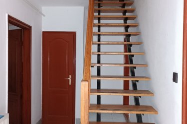 Kitűnő befektetés, Göd egyik legkedveltebb részén!&#13;&#10;&#13;&#10;Göd vasútállomástól és a kis erdőtől mindössze néhány percre, rendezett arculatú elegáns környéken ajánljuk figyelmébe ezt a sokoldalúan hasznosítható ikerház felet.&#13;&#10;&#13;&#10;A lakóingatlan 400 m2-es körbekerített telken, 170 m2-es, 9 szobás az 1980 évek vége felé épült, használható állapotú, de felújítást igényel.&#13;&#10;&#13;&#10;Az iker félben három földszinti garzonlakrészt találunk, ebből egy saját fürdőszobával és konyhával, két mini garzon zuhanyzóval és közös toalettel rendelkezik (a két egyszemélyes garzon használ egyet).&#13;&#10;&#13;&#10;A tetőtérben négy külön bejáratú, villany al mérős, saját fürdőszobás (zuhanyzós) konyhasarokkal rendelkező mini garzont találunk.&#13;&#10;Az épület fűtése gázcirkóval megoldott, a szobák laminált parkettázottak, a többi helyiség&#13;&#10;Járólapos kivitelezésű és a nyílászárók fa típusú thermo hőszigetelt üvegezésűek.&#13;&#10;&#13;&#10;Az épület használható állapotú, de felújítást igényel.&#13;&#10;&#13;&#10;A kert hátsó részében külön lakrész, mely konyha, fürdő, két külön nyíló nagyobb szoba, kamra beosztású, saját leválasztott kertrésszel.&#13;&#10;Ez a hátsó épület, mely egy téliesített faház, két külön lakrészre is bontható, a második fürdő előkészítve biztosítja ezt a lehetőséget.&#13;&#10;&#13;&#10;Kertre néző kilátás, tetőtér beépített, pince nincs, akár 3 gépjárművel is lehet parkolni az udvarban.&#13;&#10;&#13;&#10;Amennyiben szeretne egy biztos bevétellel, saját vállalkozást üzemeltetni, akkor ez ideális lehetőség az ön számára.&#13;&#10;A garzonok gyorsan kiadhatóak, folyamatos, kiszámítható jövedelmet biztosítva.&#13;&#10;Az ingatlan kezelése is megoldható, ha csak a pénzügyi résszel kíván foglalkozni.&#13;&#10;&#13;&#10;Otthon Start 3 % – s hitel igénybe vehető.&#13;&#10;&#13;&#10;A hirdetésben szereplő adatok tájékoztató jellegűek.&#13;&#10;&#13;&#10;Kedvező ár: 79. 900. 000.- M Ft&#13;&#10;&#13;&#10;További információért és a megtekintéssel kapcsolatban, várom megtisztelő hívását!&#13;&#10;&#13;&#10;Amiben még segíteni tudok:&#13;&#10;&#13;&#10;- ha a vásárláshoz még el kell adnia ingatlanát&#13;&#10;- energetikai tanúsítvány készítése 72 órán belül&#13;&#10;- ingyenes hitelügyintézés&#13;&#10;- jogi háttér&#13;&#10;- földhivatali ügyintézés&#13;&#10;- értékbecslés, piaci ármeghatározás&#13;&#10;- költöztetés, lomtalanítás&#13;&#10;- ajánlatok küldése e-mailben országos adatbázisból.&#13;&#10;&#13;&#10;Tel: +36705581160