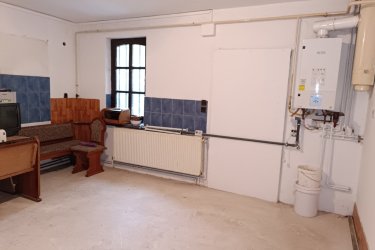 Kitűnő befektetés, Göd egyik legkedveltebb részén!&#13;&#10;&#13;&#10;Göd vasútállomástól és a kis erdőtől mindössze néhány percre, rendezett arculatú elegáns környéken ajánljuk figyelmébe ezt a sokoldalúan hasznosítható ikerház felet.&#13;&#10;&#13;&#10;A lakóingatlan 400 m2-es körbekerített telken, 170 m2-es, 9 szobás az 1980 évek vége felé épült, használható állapotú, de felújítást igényel.&#13;&#10;&#13;&#10;Az iker félben három földszinti garzonlakrészt találunk, ebből egy saját fürdőszobával és konyhával, két mini garzon zuhanyzóval és közös toalettel rendelkezik (a két egyszemélyes garzon használ egyet).&#13;&#10;&#13;&#10;A tetőtérben négy külön bejáratú, villany al mérős, saját fürdőszobás (zuhanyzós) konyhasarokkal rendelkező mini garzont találunk.&#13;&#10;Az épület fűtése gázcirkóval megoldott, a szobák laminált parkettázottak, a többi helyiség&#13;&#10;Járólapos kivitelezésű és a nyílászárók fa típusú thermo hőszigetelt üvegezésűek.&#13;&#10;&#13;&#10;Az épület használható állapotú, de felújítást igényel.&#13;&#10;&#13;&#10;A kert hátsó részében külön lakrész, mely konyha, fürdő, két külön nyíló nagyobb szoba, kamra beosztású, saját leválasztott kertrésszel.&#13;&#10;Ez a hátsó épület, mely egy téliesített faház, két külön lakrészre is bontható, a második fürdő előkészítve biztosítja ezt a lehetőséget.&#13;&#10;&#13;&#10;Kertre néző kilátás, tetőtér beépített, pince nincs, akár 3 gépjárművel is lehet parkolni az udvarban.&#13;&#10;&#13;&#10;Amennyiben szeretne egy biztos bevétellel, saját vállalkozást üzemeltetni, akkor ez ideális lehetőség az ön számára.&#13;&#10;A garzonok gyorsan kiadhatóak, folyamatos, kiszámítható jövedelmet biztosítva.&#13;&#10;Az ingatlan kezelése is megoldható, ha csak a pénzügyi résszel kíván foglalkozni.&#13;&#10;&#13;&#10;Otthon Start 3 % – s hitel igénybe vehető.&#13;&#10;&#13;&#10;A hirdetésben szereplő adatok tájékoztató jellegűek.&#13;&#10;&#13;&#10;Kedvező ár: 79. 900. 000.- M Ft&#13;&#10;&#13;&#10;További információért és a megtekintéssel kapcsolatban, várom megtisztelő hívását!&#13;&#10;&#13;&#10;Amiben még segíteni tudok:&#13;&#10;&#13;&#10;- ha a vásárláshoz még el kell adnia ingatlanát&#13;&#10;- energetikai tanúsítvány készítése 72 órán belül&#13;&#10;- ingyenes hitelügyintézés&#13;&#10;- jogi háttér&#13;&#10;- földhivatali ügyintézés&#13;&#10;- értékbecslés, piaci ármeghatározás&#13;&#10;- költöztetés, lomtalanítás&#13;&#10;- ajánlatok küldése e-mailben országos adatbázisból.&#13;&#10;&#13;&#10;Tel: +36705581160