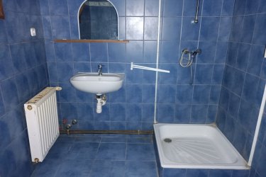 Kitűnő befektetés, Göd egyik legkedveltebb részén!&#13;&#10;&#13;&#10;Göd vasútállomástól és a kis erdőtől mindössze néhány percre, rendezett arculatú elegáns környéken ajánljuk figyelmébe ezt a sokoldalúan hasznosítható ikerház felet.&#13;&#10;&#13;&#10;A lakóingatlan 400 m2-es körbekerített telken, 170 m2-es, 9 szobás az 1980 évek vége felé épült, használható állapotú, de felújítást igényel.&#13;&#10;&#13;&#10;Az iker félben három földszinti garzonlakrészt találunk, ebből egy saját fürdőszobával és konyhával, két mini garzon zuhanyzóval és közös toalettel rendelkezik (a két egyszemélyes garzon használ egyet).&#13;&#10;&#13;&#10;A tetőtérben négy külön bejáratú, villany al mérős, saját fürdőszobás (zuhanyzós) konyhasarokkal rendelkező mini garzont találunk.&#13;&#10;Az épület fűtése gázcirkóval megoldott, a szobák laminált parkettázottak, a többi helyiség&#13;&#10;Járólapos kivitelezésű és a nyílászárók fa típusú thermo hőszigetelt üvegezésűek.&#13;&#10;&#13;&#10;Az épület használható állapotú, de felújítást igényel.&#13;&#10;&#13;&#10;A kert hátsó részében külön lakrész, mely konyha, fürdő, két külön nyíló nagyobb szoba, kamra beosztású, saját leválasztott kertrésszel.&#13;&#10;Ez a hátsó épület, mely egy téliesített faház, két külön lakrészre is bontható, a második fürdő előkészítve biztosítja ezt a lehetőséget.&#13;&#10;&#13;&#10;Kertre néző kilátás, tetőtér beépített, pince nincs, akár 3 gépjárművel is lehet parkolni az udvarban.&#13;&#10;&#13;&#10;Amennyiben szeretne egy biztos bevétellel, saját vállalkozást üzemeltetni, akkor ez ideális lehetőség az ön számára.&#13;&#10;A garzonok gyorsan kiadhatóak, folyamatos, kiszámítható jövedelmet biztosítva.&#13;&#10;Az ingatlan kezelése is megoldható, ha csak a pénzügyi résszel kíván foglalkozni.&#13;&#10;&#13;&#10;Otthon Start 3 % – s hitel igénybe vehető.&#13;&#10;&#13;&#10;A hirdetésben szereplő adatok tájékoztató jellegűek.&#13;&#10;&#13;&#10;Kedvező ár: 79. 900. 000.- M Ft&#13;&#10;&#13;&#10;További információért és a megtekintéssel kapcsolatban, várom megtisztelő hívását!&#13;&#10;&#13;&#10;Amiben még segíteni tudok:&#13;&#10;&#13;&#10;- ha a vásárláshoz még el kell adnia ingatlanát&#13;&#10;- energetikai tanúsítvány készítése 72 órán belül&#13;&#10;- ingyenes hitelügyintézés&#13;&#10;- jogi háttér&#13;&#10;- földhivatali ügyintézés&#13;&#10;- értékbecslés, piaci ármeghatározás&#13;&#10;- költöztetés, lomtalanítás&#13;&#10;- ajánlatok küldése e-mailben országos adatbázisból.&#13;&#10;&#13;&#10;Tel: +36705581160