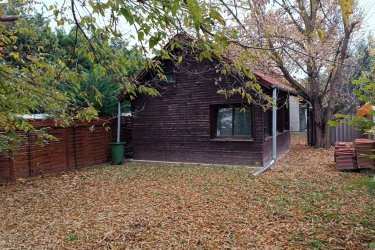 Kitűnő befektetés, Göd egyik legkedveltebb részén!&#13;&#10;&#13;&#10;Göd vasútállomástól és a kis erdőtől mindössze néhány percre, rendezett arculatú elegáns környéken ajánljuk figyelmébe ezt a sokoldalúan hasznosítható ikerház felet.&#13;&#10;&#13;&#10;A lakóingatlan 400 m2-es körbekerített telken, 170 m2-es, 9 szobás az 1980 évek vége felé épült, használható állapotú, de felújítást igényel.&#13;&#10;&#13;&#10;Az iker félben három földszinti garzonlakrészt találunk, ebből egy saját fürdőszobával és konyhával, két mini garzon zuhanyzóval és közös toalettel rendelkezik (a két egyszemélyes garzon használ egyet).&#13;&#10;&#13;&#10;A tetőtérben négy külön bejáratú, villany al mérős, saját fürdőszobás (zuhanyzós) konyhasarokkal rendelkező mini garzont találunk.&#13;&#10;Az épület fűtése gázcirkóval megoldott, a szobák laminált parkettázottak, a többi helyiség&#13;&#10;Járólapos kivitelezésű és a nyílászárók fa típusú thermo hőszigetelt üvegezésűek.&#13;&#10;&#13;&#10;Az épület használható állapotú, de felújítást igényel.&#13;&#10;&#13;&#10;A kert hátsó részében külön lakrész, mely konyha, fürdő, két külön nyíló nagyobb szoba, kamra beosztású, saját leválasztott kertrésszel.&#13;&#10;Ez a hátsó épület, mely egy téliesített faház, két külön lakrészre is bontható, a második fürdő előkészítve biztosítja ezt a lehetőséget.&#13;&#10;&#13;&#10;Kertre néző kilátás, tetőtér beépített, pince nincs, akár 3 gépjárművel is lehet parkolni az udvarban.&#13;&#10;&#13;&#10;Amennyiben szeretne egy biztos bevétellel, saját vállalkozást üzemeltetni, akkor ez ideális lehetőség az ön számára.&#13;&#10;A garzonok gyorsan kiadhatóak, folyamatos, kiszámítható jövedelmet biztosítva.&#13;&#10;Az ingatlan kezelése is megoldható, ha csak a pénzügyi résszel kíván foglalkozni.&#13;&#10;&#13;&#10;Otthon Start 3 % – s hitel igénybe vehető.&#13;&#10;&#13;&#10;A hirdetésben szereplő adatok tájékoztató jellegűek.&#13;&#10;&#13;&#10;Kedvező ár: 79. 900. 000.- M Ft&#13;&#10;&#13;&#10;További információért és a megtekintéssel kapcsolatban, várom megtisztelő hívását!&#13;&#10;&#13;&#10;Amiben még segíteni tudok:&#13;&#10;&#13;&#10;- ha a vásárláshoz még el kell adnia ingatlanát&#13;&#10;- energetikai tanúsítvány készítése 72 órán belül&#13;&#10;- ingyenes hitelügyintézés&#13;&#10;- jogi háttér&#13;&#10;- földhivatali ügyintézés&#13;&#10;- értékbecslés, piaci ármeghatározás&#13;&#10;- költöztetés, lomtalanítás&#13;&#10;- ajánlatok küldése e-mailben országos adatbázisból.&#13;&#10;&#13;&#10;Tel: +36705581160