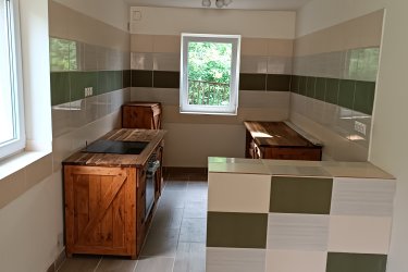 Eladó családi ház Tolmács természet közeli részén.&#13;&#10;&#13;&#10;Eladásra kínálok Nógrád Vármegye Tolmács község közkedvelt csendes utcájában, átmenő forgalommentes, természet közeli környezetben, 1040 m2-es körbekerített telken épített 85 m2-es, folyamatos felújítás alatt lévő családi házat, 10 m2-es fedett verandával együtt.&#13;&#10;A lakóingatlan 1960-as években épült téglából, fa födémmel és cserépborítással.&#13;&#10;&#13;&#10;Az elmúlt időszakban teljes átalakításon ment keresztül az épület, új tetőzet (szalag cserép) lett építve, kicserélve a villany és vízvezetékek valamint új 9 m2-es emésztő lett kialakítva.&#13;&#10;A községben a csatornarendszer folyamatosan épül, a házba már bevezették a csatornát, de a rákötés 1-2 hónapon belül megtörténik. Addig az emésztő biztosítja a szennyvíz elvezetését.&#13;&#10;&#13;&#10;A lakóingatlanba fedett verandán keresztül jutunk be, ahol tágas előszoba, kádas fürdőszoba, utcafronton két külön nyíló szoba valamint 19 m2-es bútorozott és gépesített étkezős konyha található. Az étkezős konyhából az elképzelés alapján kialakított teraszra jutunk. A két szoba között épített cserépkályha biztosítja a meleget. Az ingatlan melegvizét villanybojler biztosítja.&#13;&#10;Az előszobában fatüzeléses kályha adja a meleget. A nyílászárók új műanyag hőszigetelt üvegezésűek.&#13;&#10;A telken melléképület, pince és ásott kút található. Telekre személygépjármű beállási lehetőség van.&#13;&#10;A családi ház külső felülete 8 cm-es Dryvit szigetelést kapott, melynek festése a leendő tulajdonos elképzelése alapján történhet.&#13;&#10;&#13;&#10;A községben óvoda, általános iskola üzlet, posta pár percen belül elérhető.&#13;&#10;&#13;&#10;Ajánlom azoknak, akik kedvelik a természet közelségét, nyugodt, kiegyensúlyozott életet, itt biztosan megtalálja számítását. A terület közbiztonsága jó, a lakosság összefogásának, egymásra figyelésének köszönhetően, néhány kilométerre elérhető Rétság, Balassagyarmat, ahol bevásárlásra és szórakozásra is lehetőség van.&#13;&#10;Tolmács Budapesttől 54 km-re, Balassagyarmattól 28 km-re található.&#13;&#10;A közlekedés remek, közvetlen buszjárat Budapest, Vác, Rétság és Balassagyarmat irányába.&#13;&#10;&#13;&#10;Az ingatlan per, igény, és tehermentes, mely a vételár megfizetését követően azonnal birtokba vehető.&#13;&#10;&#13;&#10;Ár: 39. 900. 000.- Ft&#13;&#10;&#13;&#10;Irodánk az alábbi szolgáltatásokkal segíti önt az ingatlanvásárlásban:&#13;&#10;-Ingyenes hitelügyintézés&#13;&#10;-Földhivatali ügyintézés&#13;&#10;-Jogi háttér biztosítása&#13;&#10;-Energetikai tanúsítvány elkészítése&#13;&#10;-Értékbecslés&#13;&#10;-Ingyenes tanácsadás&#13;&#10;&#13;&#10;Köszönöm, hogy minket választott!&#13;&#10;&#13;&#10;Tel: +36705581160