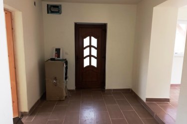 Eladó családi ház Tolmács természet közeli részén.&#13;&#10;&#13;&#10;Eladásra kínálok Nógrád Vármegye Tolmács község közkedvelt csendes utcájában, átmenő forgalommentes, természet közeli környezetben, 1040 m2-es körbekerített telken épített 85 m2-es, folyamatos felújítás alatt lévő családi házat, 10 m2-es fedett verandával együtt.&#13;&#10;A lakóingatlan 1960-as években épült téglából, fa födémmel és cserépborítással.&#13;&#10;&#13;&#10;Az elmúlt időszakban teljes átalakításon ment keresztül az épület, új tetőzet (szalag cserép) lett építve, kicserélve a villany és vízvezetékek valamint új 9 m2-es emésztő lett kialakítva.&#13;&#10;A községben a csatornarendszer folyamatosan épül, a házba már bevezették a csatornát, de a rákötés 1-2 hónapon belül megtörténik. Addig az emésztő biztosítja a szennyvíz elvezetését.&#13;&#10;&#13;&#10;A lakóingatlanba fedett verandán keresztül jutunk be, ahol tágas előszoba, kádas fürdőszoba, utcafronton két külön nyíló szoba valamint 19 m2-es bútorozott és gépesített étkezős konyha található. Az étkezős konyhából az elképzelés alapján kialakított teraszra jutunk. A két szoba között épített cserépkályha biztosítja a meleget. Az ingatlan melegvizét villanybojler biztosítja.&#13;&#10;Az előszobában fatüzeléses kályha adja a meleget. A nyílászárók új műanyag hőszigetelt üvegezésűek.&#13;&#10;A telken melléképület, pince és ásott kút található. Telekre személygépjármű beállási lehetőség van.&#13;&#10;A családi ház külső felülete 8 cm-es Dryvit szigetelést kapott, melynek festése a leendő tulajdonos elképzelése alapján történhet.&#13;&#10;&#13;&#10;A községben óvoda, általános iskola üzlet, posta pár percen belül elérhető.&#13;&#10;&#13;&#10;Ajánlom azoknak, akik kedvelik a természet közelségét, nyugodt, kiegyensúlyozott életet, itt biztosan megtalálja számítását. A terület közbiztonsága jó, a lakosság összefogásának, egymásra figyelésének köszönhetően, néhány kilométerre elérhető Rétság, Balassagyarmat, ahol bevásárlásra és szórakozásra is lehetőség van.&#13;&#10;Tolmács Budapesttől 54 km-re, Balassagyarmattól 28 km-re található.&#13;&#10;A közlekedés remek, közvetlen buszjárat Budapest, Vác, Rétság és Balassagyarmat irányába.&#13;&#10;&#13;&#10;Az ingatlan per, igény, és tehermentes, mely a vételár megfizetését követően azonnal birtokba vehető.&#13;&#10;&#13;&#10;Ár: 39. 900. 000.- Ft&#13;&#10;&#13;&#10;Irodánk az alábbi szolgáltatásokkal segíti önt az ingatlanvásárlásban:&#13;&#10;-Ingyenes hitelügyintézés&#13;&#10;-Földhivatali ügyintézés&#13;&#10;-Jogi háttér biztosítása&#13;&#10;-Energetikai tanúsítvány elkészítése&#13;&#10;-Értékbecslés&#13;&#10;-Ingyenes tanácsadás&#13;&#10;&#13;&#10;Köszönöm, hogy minket választott!&#13;&#10;&#13;&#10;Tel: +36705581160