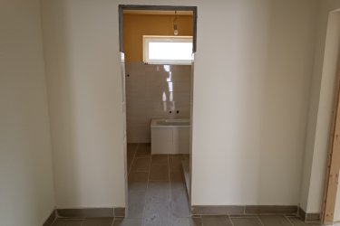 Eladó családi ház Tolmács természet közeli részén.&#13;&#10;&#13;&#10;Eladásra kínálok Nógrád Vármegye Tolmács község közkedvelt csendes utcájában, átmenő forgalommentes, természet közeli környezetben, 1040 m2-es körbekerített telken épített 85 m2-es, folyamatos felújítás alatt lévő családi házat, 10 m2-es fedett verandával együtt.&#13;&#10;A lakóingatlan 1960-as években épült téglából, fa födémmel és cserépborítással.&#13;&#10;&#13;&#10;Az elmúlt időszakban teljes átalakításon ment keresztül az épület, új tetőzet (szalag cserép) lett építve, kicserélve a villany és vízvezetékek valamint új 9 m2-es emésztő lett kialakítva.&#13;&#10;A községben a csatornarendszer folyamatosan épül, a házba már bevezették a csatornát, de a rákötés 1-2 hónapon belül megtörténik. Addig az emésztő biztosítja a szennyvíz elvezetését.&#13;&#10;&#13;&#10;A lakóingatlanba fedett verandán keresztül jutunk be, ahol tágas előszoba, kádas fürdőszoba, utcafronton két külön nyíló szoba valamint 19 m2-es bútorozott és gépesített étkezős konyha található. Az étkezős konyhából az elképzelés alapján kialakított teraszra jutunk. A két szoba között épített cserépkályha biztosítja a meleget. Az ingatlan melegvizét villanybojler biztosítja.&#13;&#10;Az előszobában fatüzeléses kályha adja a meleget. A nyílászárók új műanyag hőszigetelt üvegezésűek.&#13;&#10;A telken melléképület, pince és ásott kút található. Telekre személygépjármű beállási lehetőség van.&#13;&#10;A családi ház külső felülete 8 cm-es Dryvit szigetelést kapott, melynek festése a leendő tulajdonos elképzelése alapján történhet.&#13;&#10;&#13;&#10;A községben óvoda, általános iskola üzlet, posta pár percen belül elérhető.&#13;&#10;&#13;&#10;Ajánlom azoknak, akik kedvelik a természet közelségét, nyugodt, kiegyensúlyozott életet, itt biztosan megtalálja számítását. A terület közbiztonsága jó, a lakosság összefogásának, egymásra figyelésének köszönhetően, néhány kilométerre elérhető Rétság, Balassagyarmat, ahol bevásárlásra és szórakozásra is lehetőség van.&#13;&#10;Tolmács Budapesttől 54 km-re, Balassagyarmattól 28 km-re található.&#13;&#10;A közlekedés remek, közvetlen buszjárat Budapest, Vác, Rétság és Balassagyarmat irányába.&#13;&#10;&#13;&#10;Az ingatlan per, igény, és tehermentes, mely a vételár megfizetését követően azonnal birtokba vehető.&#13;&#10;&#13;&#10;Ár: 39. 900. 000.- Ft&#13;&#10;&#13;&#10;Irodánk az alábbi szolgáltatásokkal segíti önt az ingatlanvásárlásban:&#13;&#10;-Ingyenes hitelügyintézés&#13;&#10;-Földhivatali ügyintézés&#13;&#10;-Jogi háttér biztosítása&#13;&#10;-Energetikai tanúsítvány elkészítése&#13;&#10;-Értékbecslés&#13;&#10;-Ingyenes tanácsadás&#13;&#10;&#13;&#10;Köszönöm, hogy minket választott!&#13;&#10;&#13;&#10;Tel: +36705581160