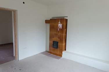 Eladó családi ház Tolmács természet közeli részén.&#13;&#10;&#13;&#10;Eladásra kínálok Nógrád Vármegye Tolmács község közkedvelt csendes utcájában, átmenő forgalommentes, természet közeli környezetben, 1040 m2-es körbekerített telken épített 85 m2-es, folyamatos felújítás alatt lévő családi házat, 10 m2-es fedett verandával együtt.&#13;&#10;A lakóingatlan 1960-as években épült téglából, fa födémmel és cserépborítással.&#13;&#10;&#13;&#10;Az elmúlt időszakban teljes átalakításon ment keresztül az épület, új tetőzet (szalag cserép) lett építve, kicserélve a villany és vízvezetékek valamint új 9 m2-es emésztő lett kialakítva.&#13;&#10;A községben a csatornarendszer folyamatosan épül, a házba már bevezették a csatornát, de a rákötés 1-2 hónapon belül megtörténik. Addig az emésztő biztosítja a szennyvíz elvezetését.&#13;&#10;&#13;&#10;A lakóingatlanba fedett verandán keresztül jutunk be, ahol tágas előszoba, kádas fürdőszoba, utcafronton két külön nyíló szoba valamint 19 m2-es bútorozott és gépesített étkezős konyha található. Az étkezős konyhából az elképzelés alapján kialakított teraszra jutunk. A két szoba között épített cserépkályha biztosítja a meleget. Az ingatlan melegvizét villanybojler biztosítja.&#13;&#10;Az előszobában fatüzeléses kályha adja a meleget. A nyílászárók új műanyag hőszigetelt üvegezésűek.&#13;&#10;A telken melléképület, pince és ásott kút található. Telekre személygépjármű beállási lehetőség van.&#13;&#10;A családi ház külső felülete 8 cm-es Dryvit szigetelést kapott, melynek festése a leendő tulajdonos elképzelése alapján történhet.&#13;&#10;&#13;&#10;A községben óvoda, általános iskola üzlet, posta pár percen belül elérhető.&#13;&#10;&#13;&#10;Ajánlom azoknak, akik kedvelik a természet közelségét, nyugodt, kiegyensúlyozott életet, itt biztosan megtalálja számítását. A terület közbiztonsága jó, a lakosság összefogásának, egymásra figyelésének köszönhetően, néhány kilométerre elérhető Rétság, Balassagyarmat, ahol bevásárlásra és szórakozásra is lehetőség van.&#13;&#10;Tolmács Budapesttől 54 km-re, Balassagyarmattól 28 km-re található.&#13;&#10;A közlekedés remek, közvetlen buszjárat Budapest, Vác, Rétság és Balassagyarmat irányába.&#13;&#10;&#13;&#10;Az ingatlan per, igény, és tehermentes, mely a vételár megfizetését követően azonnal birtokba vehető.&#13;&#10;&#13;&#10;Ár: 39. 900. 000.- Ft&#13;&#10;&#13;&#10;Irodánk az alábbi szolgáltatásokkal segíti önt az ingatlanvásárlásban:&#13;&#10;-Ingyenes hitelügyintézés&#13;&#10;-Földhivatali ügyintézés&#13;&#10;-Jogi háttér biztosítása&#13;&#10;-Energetikai tanúsítvány elkészítése&#13;&#10;-Értékbecslés&#13;&#10;-Ingyenes tanácsadás&#13;&#10;&#13;&#10;Köszönöm, hogy minket választott!&#13;&#10;&#13;&#10;Tel: +36705581160