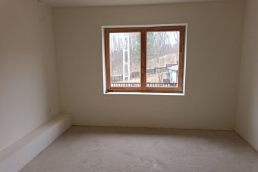 Eladó családi ház Tolmács természet közeli részén.&#13;&#10;&#13;&#10;Eladásra kínálok Nógrád Vármegye Tolmács község közkedvelt csendes utcájában, átmenő forgalommentes, természet közeli környezetben, 1040 m2-es körbekerített telken épített 85 m2-es, folyamatos felújítás alatt lévő családi házat, 10 m2-es fedett verandával együtt.&#13;&#10;A lakóingatlan 1960-as években épült téglából, fa födémmel és cserépborítással.&#13;&#10;&#13;&#10;Az elmúlt időszakban teljes átalakításon ment keresztül az épület, új tetőzet (szalag cserép) lett építve, kicserélve a villany és vízvezetékek valamint új 9 m2-es emésztő lett kialakítva.&#13;&#10;A községben a csatornarendszer folyamatosan épül, a házba már bevezették a csatornát, de a rákötés 1-2 hónapon belül megtörténik. Addig az emésztő biztosítja a szennyvíz elvezetését.&#13;&#10;&#13;&#10;A lakóingatlanba fedett verandán keresztül jutunk be, ahol tágas előszoba, kádas fürdőszoba, utcafronton két külön nyíló szoba valamint 19 m2-es bútorozott és gépesített étkezős konyha található. Az étkezős konyhából az elképzelés alapján kialakított teraszra jutunk. A két szoba között épített cserépkályha biztosítja a meleget. Az ingatlan melegvizét villanybojler biztosítja.&#13;&#10;Az előszobában fatüzeléses kályha adja a meleget. A nyílászárók új műanyag hőszigetelt üvegezésűek.&#13;&#10;A telken melléképület, pince és ásott kút található. Telekre személygépjármű beállási lehetőség van.&#13;&#10;A családi ház külső felülete 8 cm-es Dryvit szigetelést kapott, melynek festése a leendő tulajdonos elképzelése alapján történhet.&#13;&#10;&#13;&#10;A községben óvoda, általános iskola üzlet, posta pár percen belül elérhető.&#13;&#10;&#13;&#10;Ajánlom azoknak, akik kedvelik a természet közelségét, nyugodt, kiegyensúlyozott életet, itt biztosan megtalálja számítását. A terület közbiztonsága jó, a lakosság összefogásának, egymásra figyelésének köszönhetően, néhány kilométerre elérhető Rétság, Balassagyarmat, ahol bevásárlásra és szórakozásra is lehetőség van.&#13;&#10;Tolmács Budapesttől 54 km-re, Balassagyarmattól 28 km-re található.&#13;&#10;A közlekedés remek, közvetlen buszjárat Budapest, Vác, Rétság és Balassagyarmat irányába.&#13;&#10;&#13;&#10;Az ingatlan per, igény, és tehermentes, mely a vételár megfizetését követően azonnal birtokba vehető.&#13;&#10;&#13;&#10;Ár: 39. 900. 000.- Ft&#13;&#10;&#13;&#10;Irodánk az alábbi szolgáltatásokkal segíti önt az ingatlanvásárlásban:&#13;&#10;-Ingyenes hitelügyintézés&#13;&#10;-Földhivatali ügyintézés&#13;&#10;-Jogi háttér biztosítása&#13;&#10;-Energetikai tanúsítvány elkészítése&#13;&#10;-Értékbecslés&#13;&#10;-Ingyenes tanácsadás&#13;&#10;&#13;&#10;Köszönöm, hogy minket választott!&#13;&#10;&#13;&#10;Tel: +36705581160